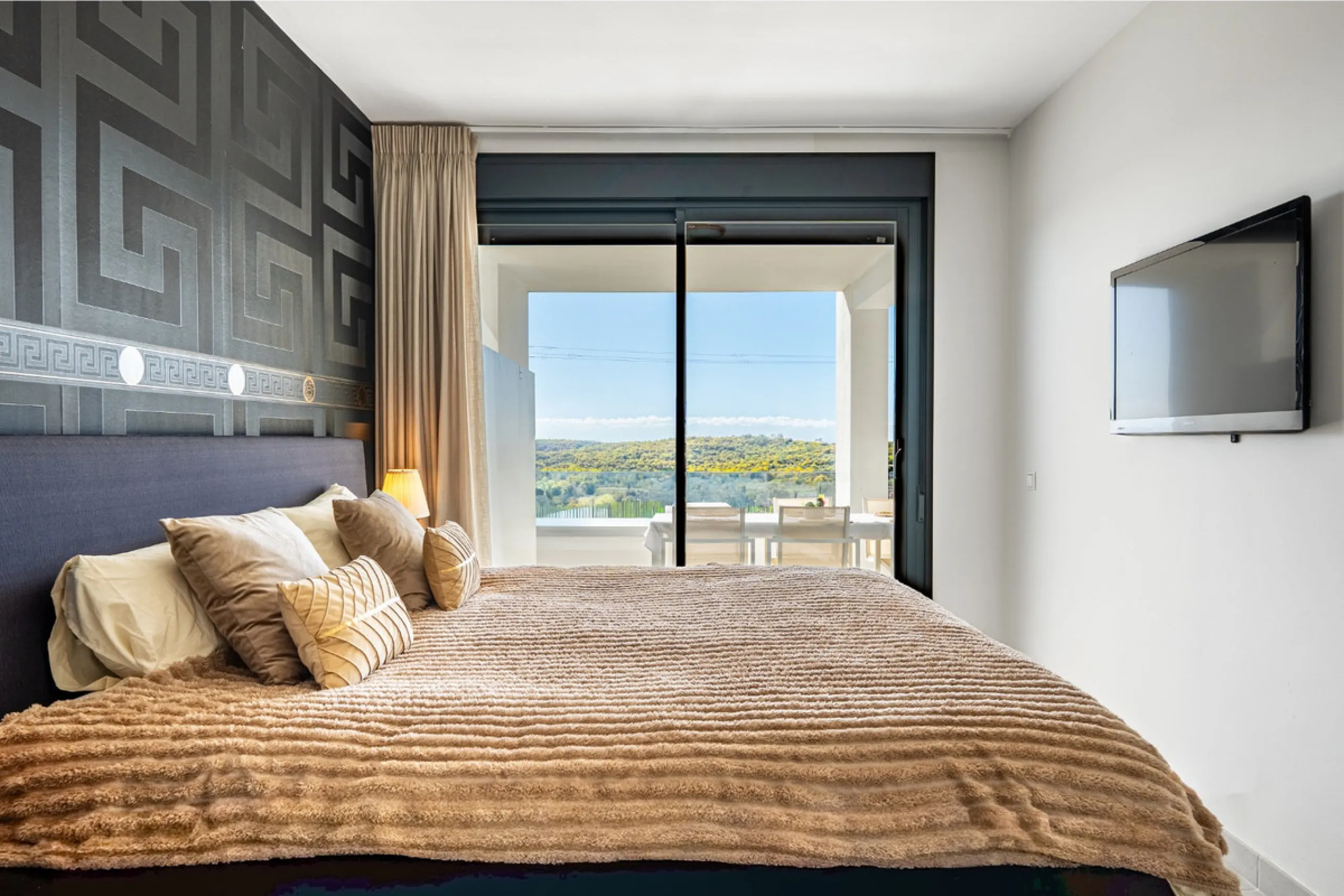 This stunning modern golf front apartment in Estepona with two bedrooms and two bathrooms. The property offers open views of the sea and mountains and is ready to move into. It sits in a well-kept urbanisation with a pool, gym and landscaped gardens. Furn