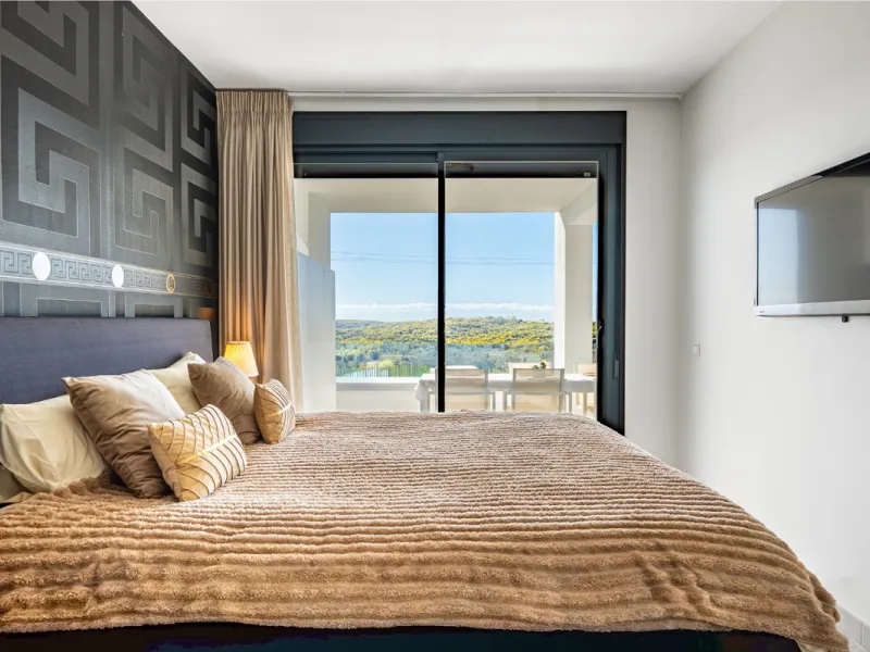 This stunning modern golf front apartment in Estepona with two bedrooms and two bathrooms. The property offers open views of the sea and mountains and is ready to move into. It sits in a well-kept urbanisation with a pool, gym and landscaped gardens. Furn