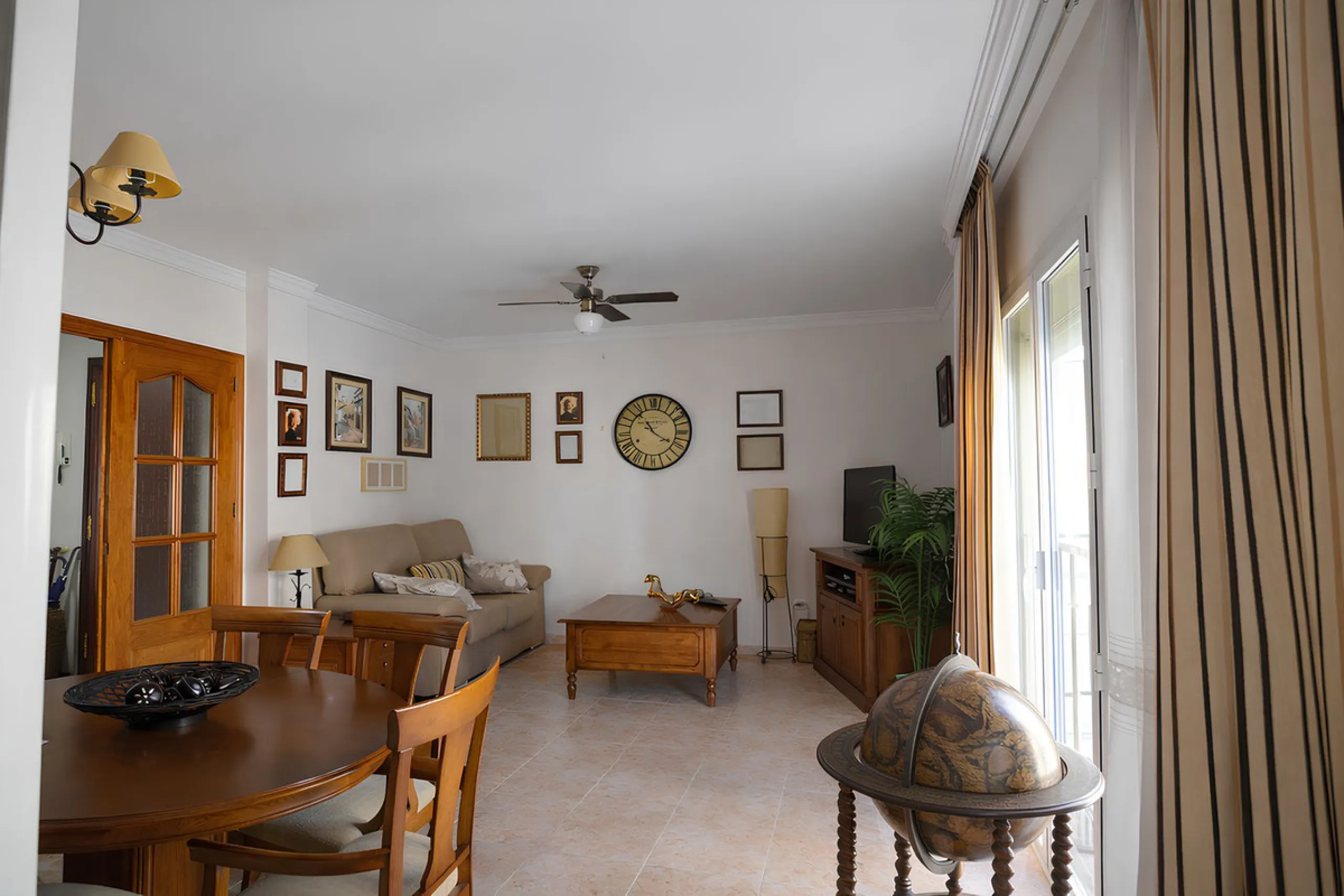 Wir freuen uns, diese prächtige Wohnung im begehrten Viertel Las Lagunas vorzustellen