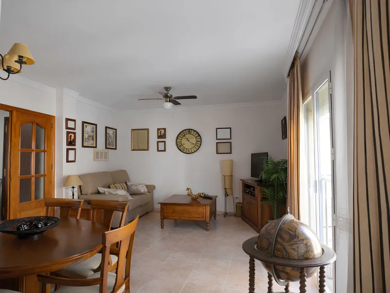 Wir freuen uns, diese prächtige Wohnung im begehrten Viertel Las Lagunas vorzustellen