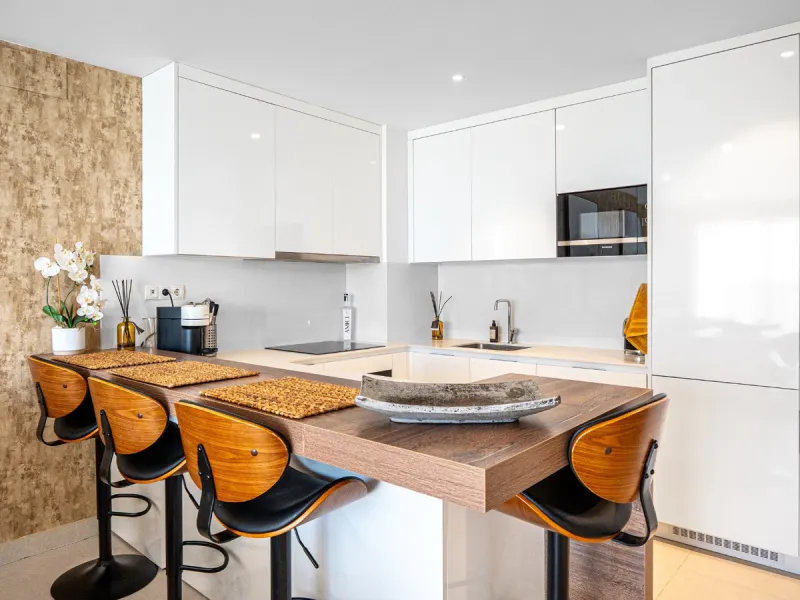 This stunning modern golf front apartment in Estepona with two bedrooms and two bathrooms. The property offers open views of the sea and mountains and is ready to move into. It sits in a well-kept urbanisation with a pool, gym and landscaped gardens. Furn