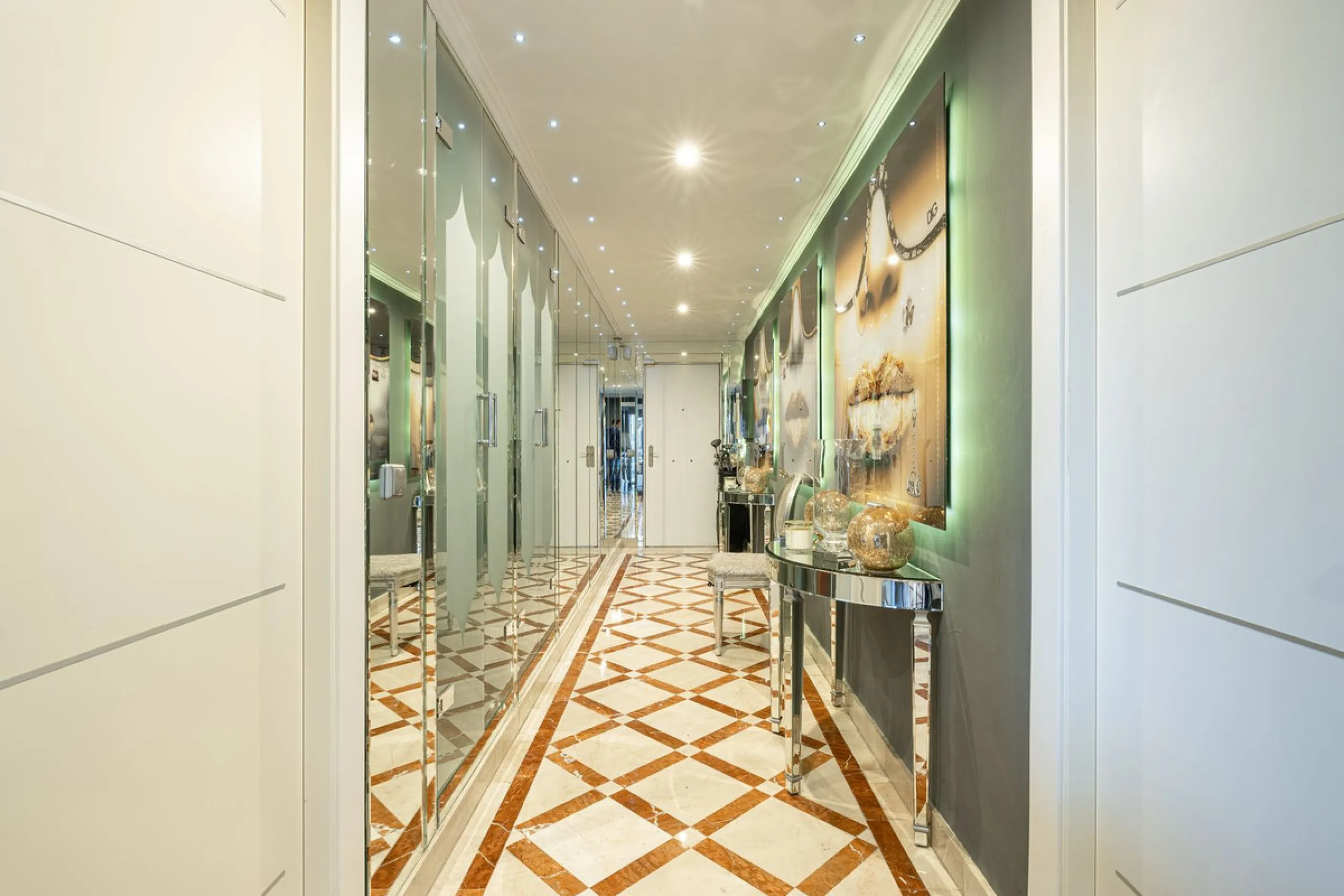 Elegant 2-Bedroom Apartment Within Walking Distance of Iconic Puerto Banús – Marbella