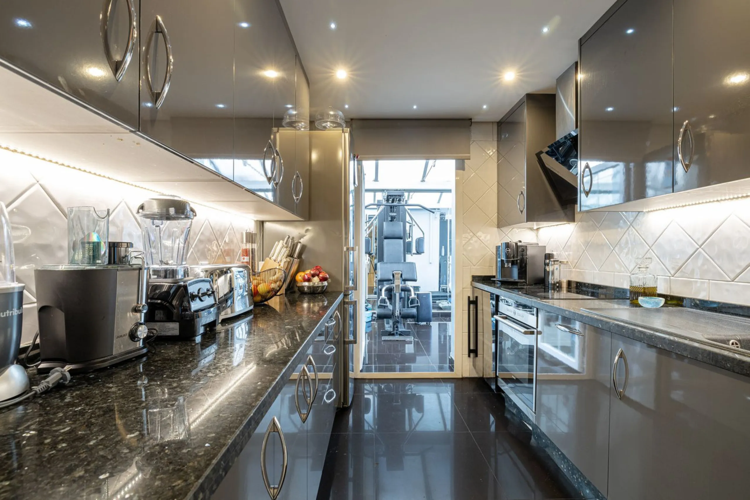 Elegant 2-Bedroom Apartment Within Walking Distance of Iconic Puerto Banús – Marbella