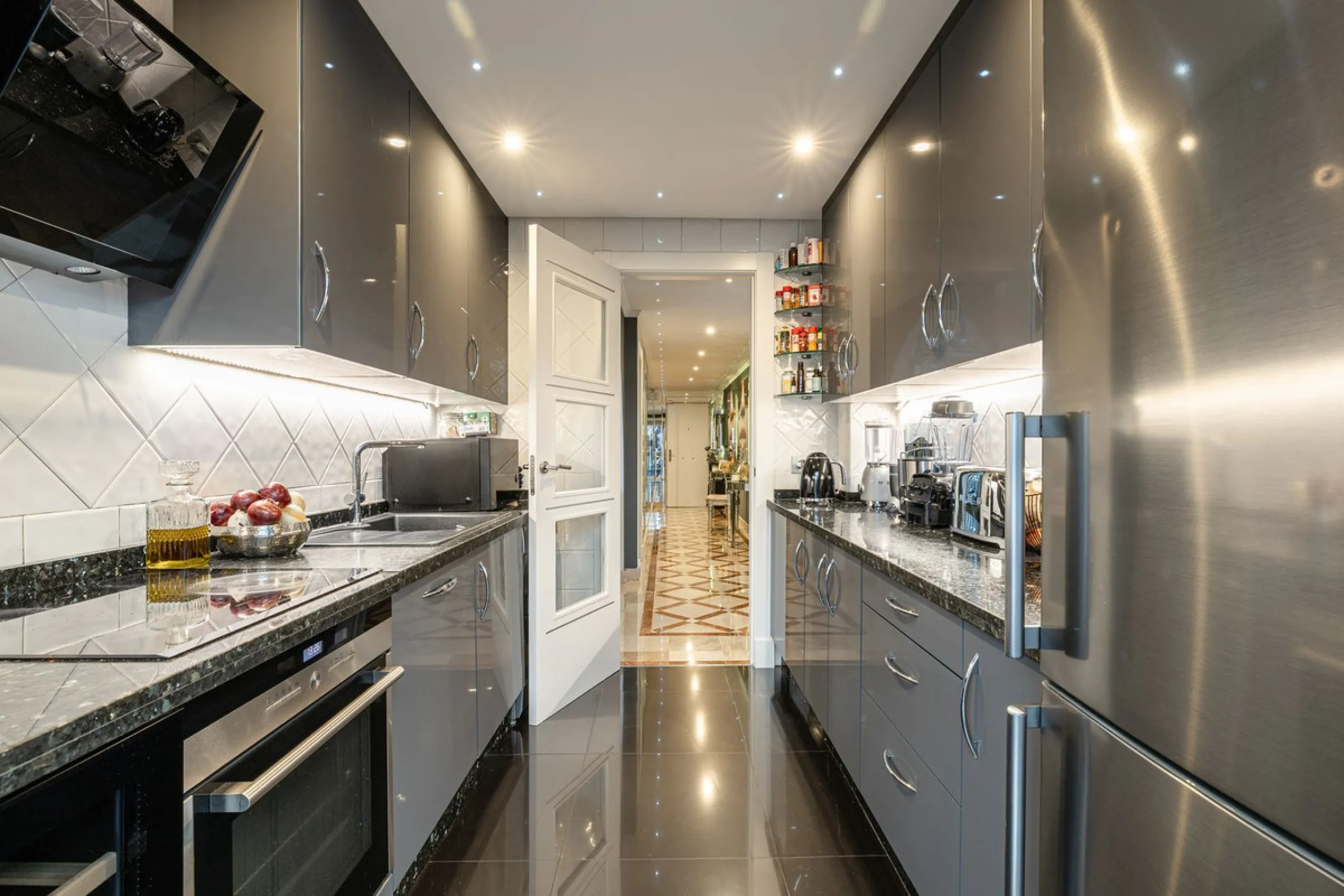Elegant 2-Bedroom Apartment Within Walking Distance of Iconic Puerto Banús – Marbella