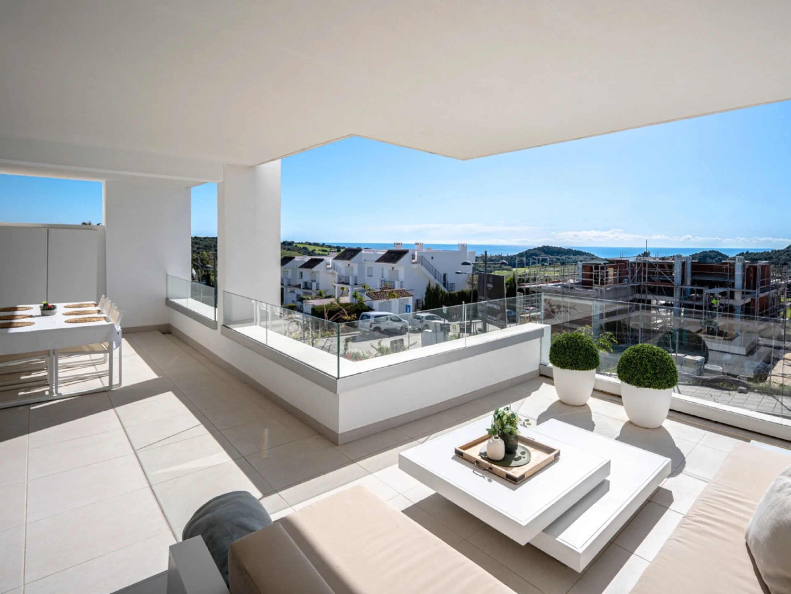 This stunning modern golf front apartment in Estepona with two bedrooms and two bathrooms. The property offers open views of the sea and mountains and is ready to move into. It sits in a well-kept urbanisation with a pool, gym and landscaped gardens. Furn