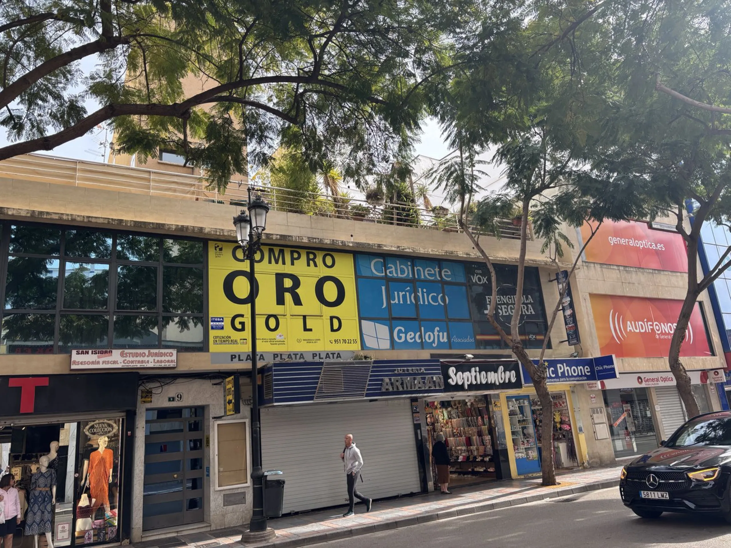 This building is located in the centre of Fuengirola. Less than a minute walk from the Plaza de Constitución and a few steps from the Paseo Marítimo and the Marina.