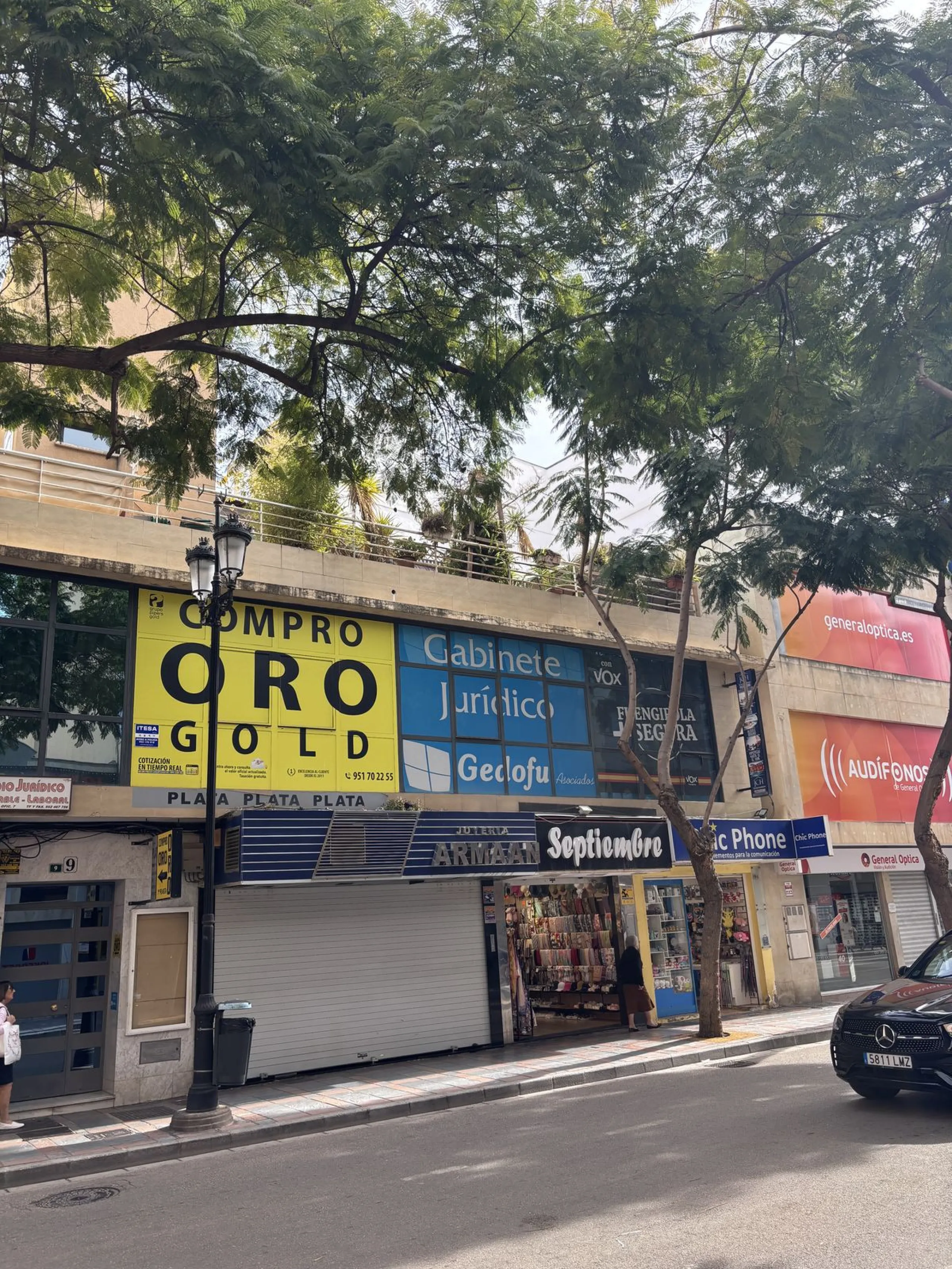 This building is located in the centre of Fuengirola. Less than a minute walk from the Plaza de Constitución and a few steps from the Paseo Marítimo and the Marina.