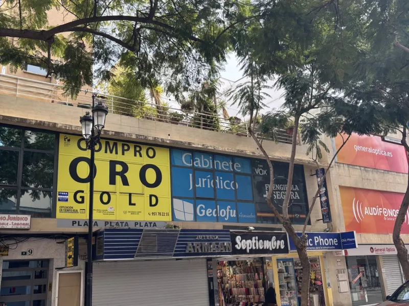 This building is located in the centre of Fuengirola. Less than a minute walk from the Plaza de Constitución and a few steps from the Paseo Marítimo and the Marina.