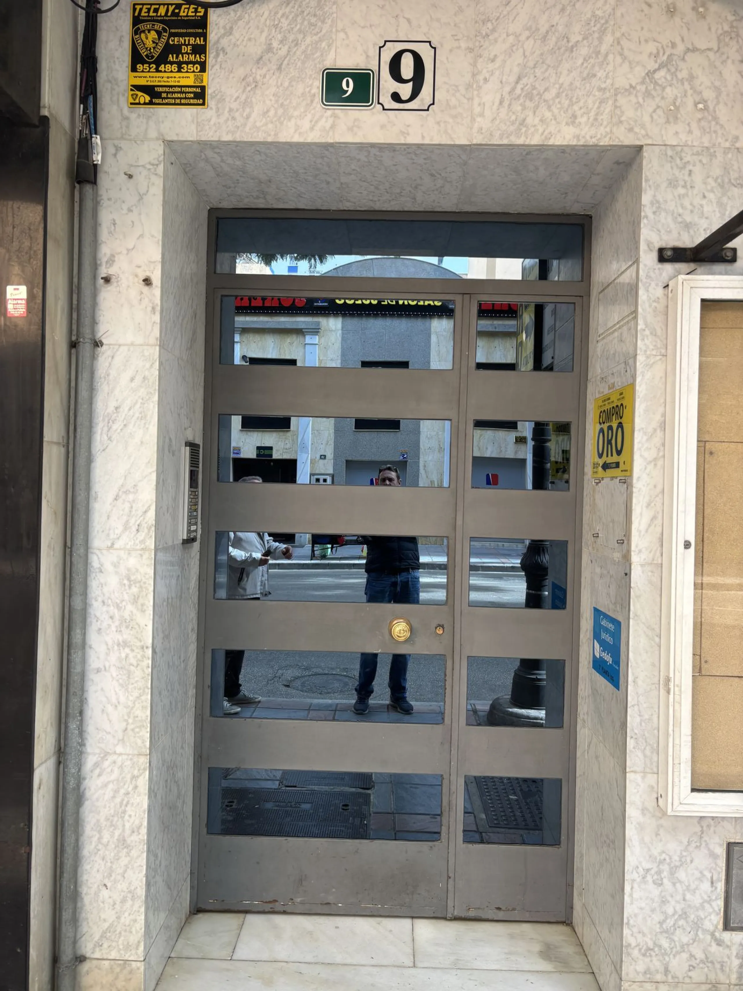 This building is located in the centre of Fuengirola. Less than a minute walk from the Plaza de Constitución and a few steps from the Paseo Marítimo and the Marina.