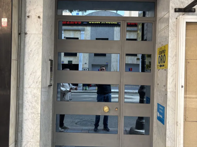This building is located in the centre of Fuengirola. Less than a minute walk from the Plaza de Constitución and a few steps from the Paseo Marítimo and the Marina.
