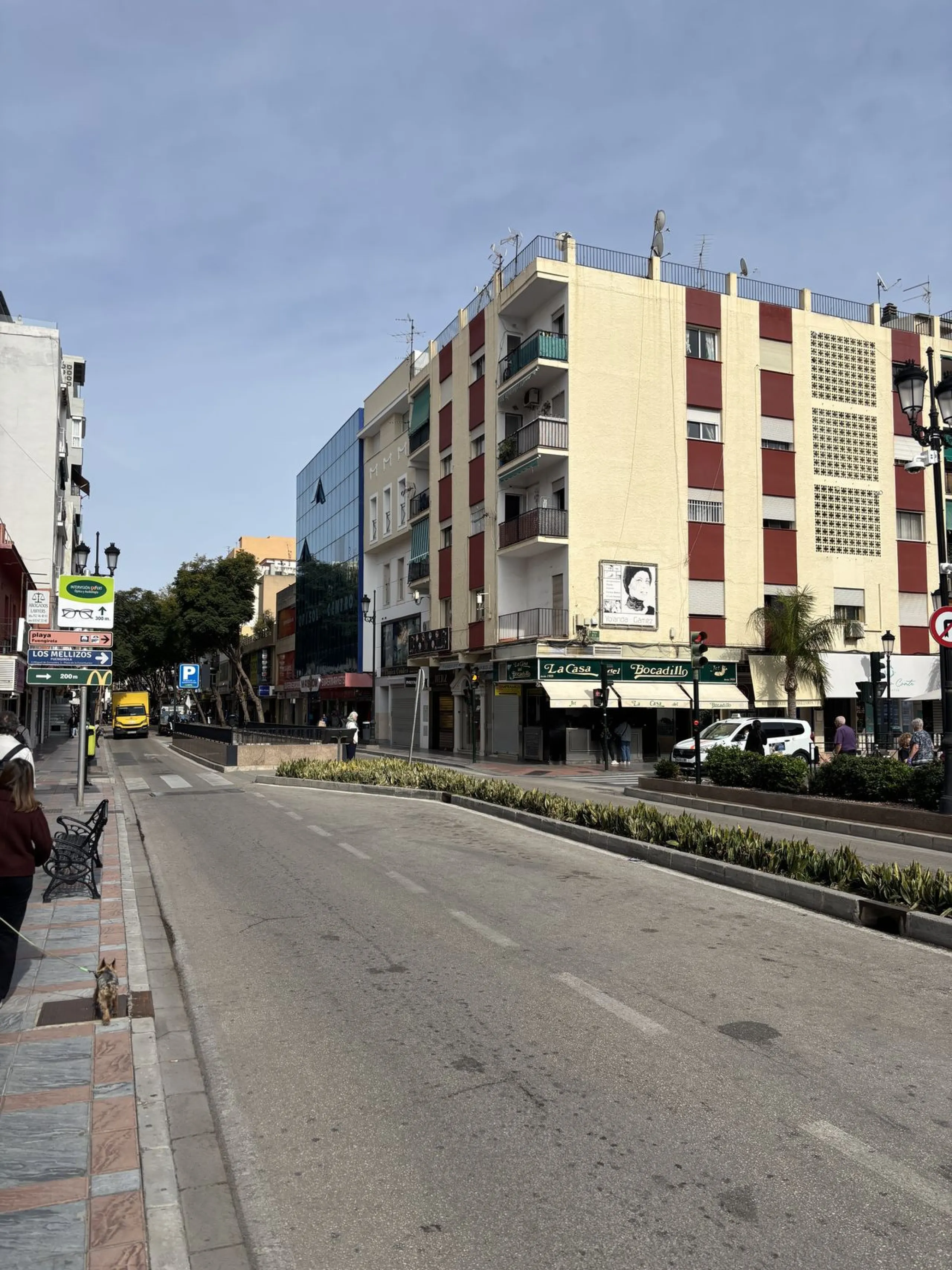This building is located in the centre of Fuengirola. Less than a minute walk from the Plaza de Constitución and a few steps from the Paseo Marítimo and the Marina.