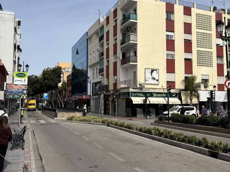 This building is located in the centre of Fuengirola. Less than a minute walk from the Plaza de Constitución and a few steps from the Paseo Marítimo and the Marina.