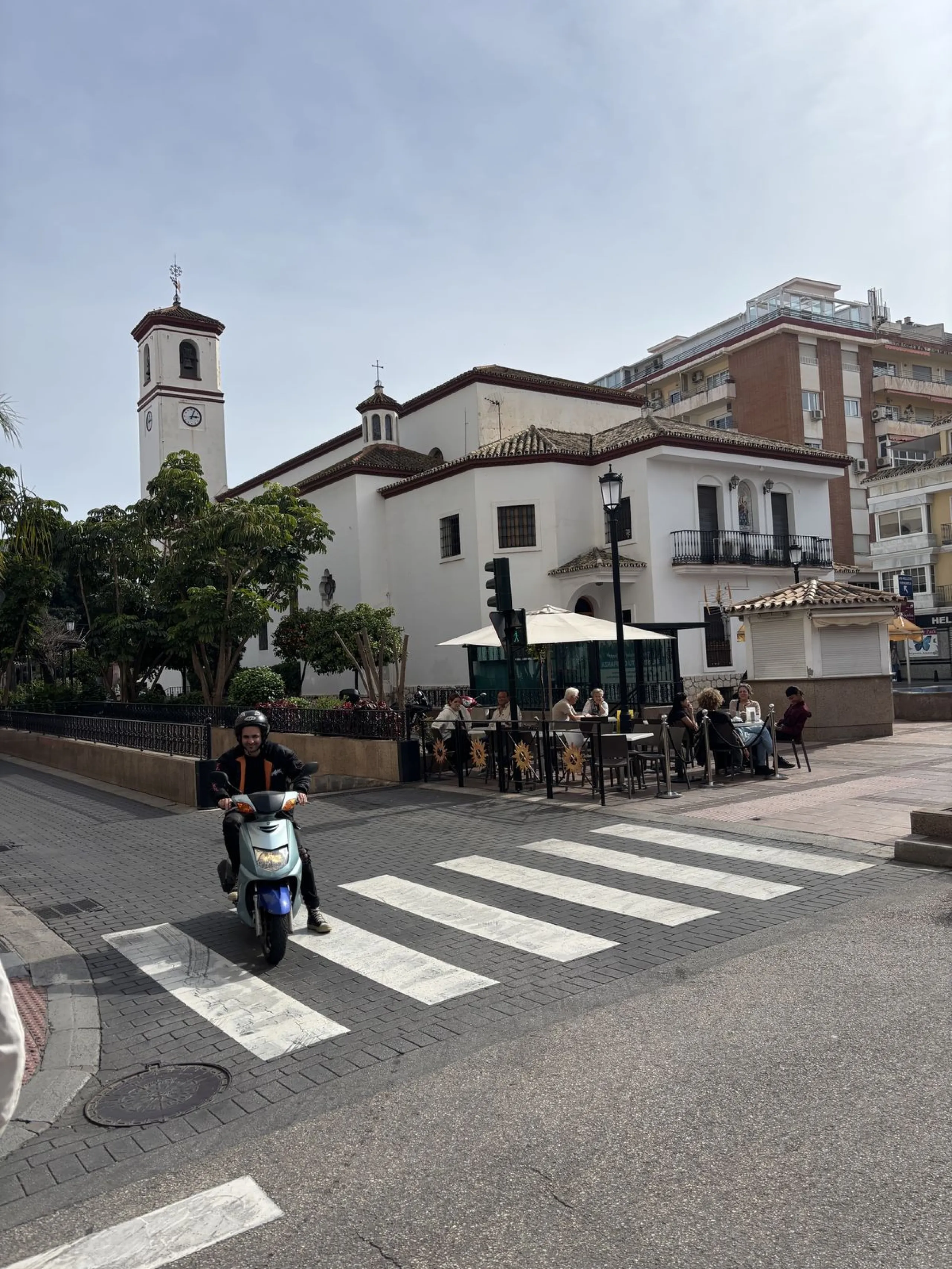 This building is located in the centre of Fuengirola. Less than a minute walk from the Plaza de Constitución and a few steps from the Paseo Marítimo and the Marina.