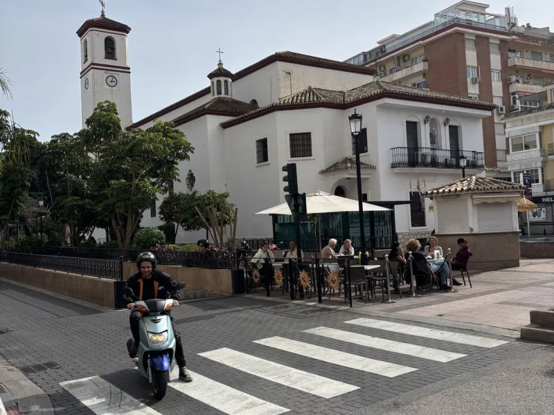 This building is located in the centre of Fuengirola. Less than a minute walk from the Plaza de Constitución and a few steps from the Paseo Marítimo and the Marina.