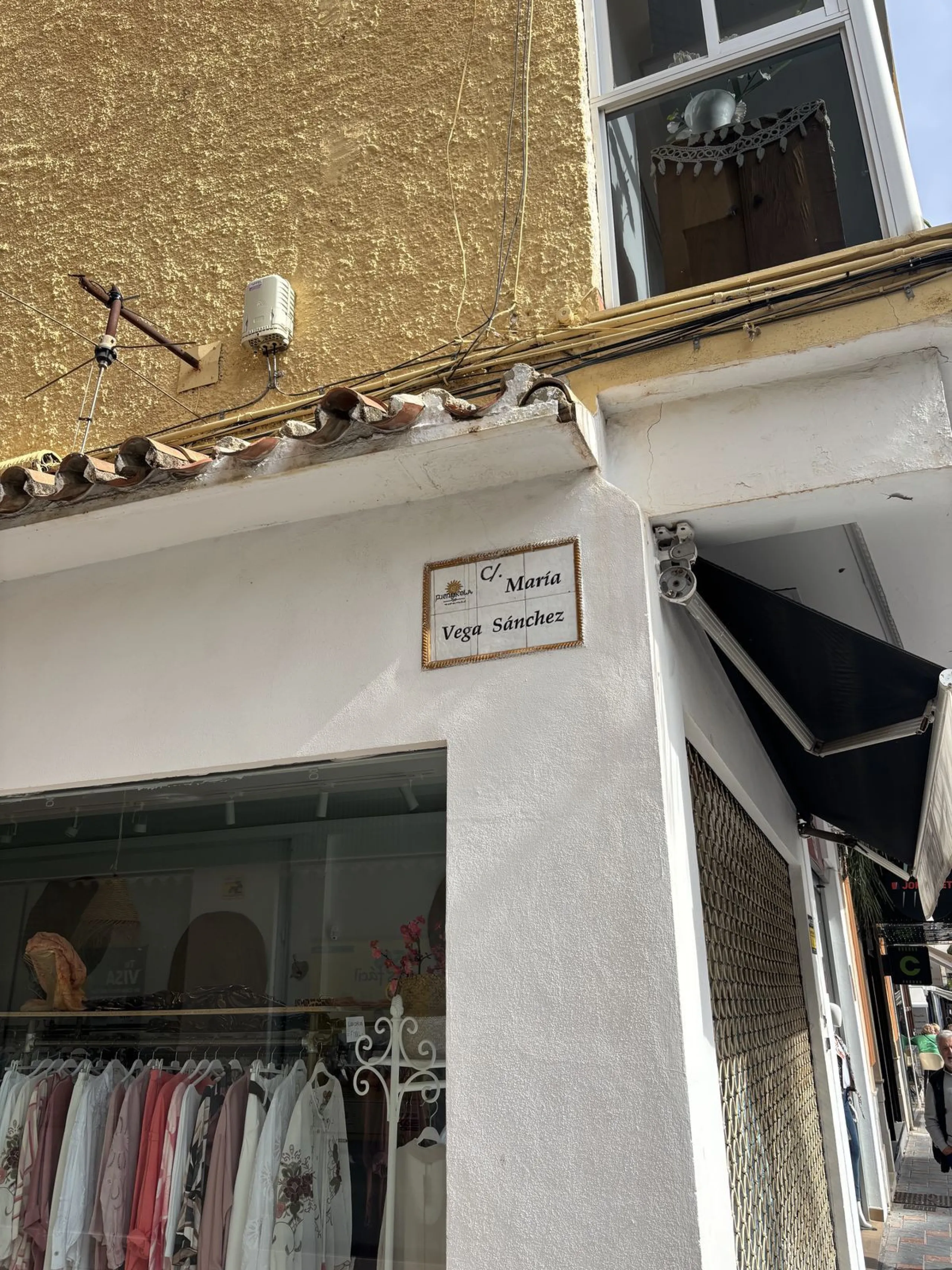 This building is located in the centre of Fuengirola. Less than a minute walk from the Plaza de Constitución and a few steps from the Paseo Marítimo and the Marina.