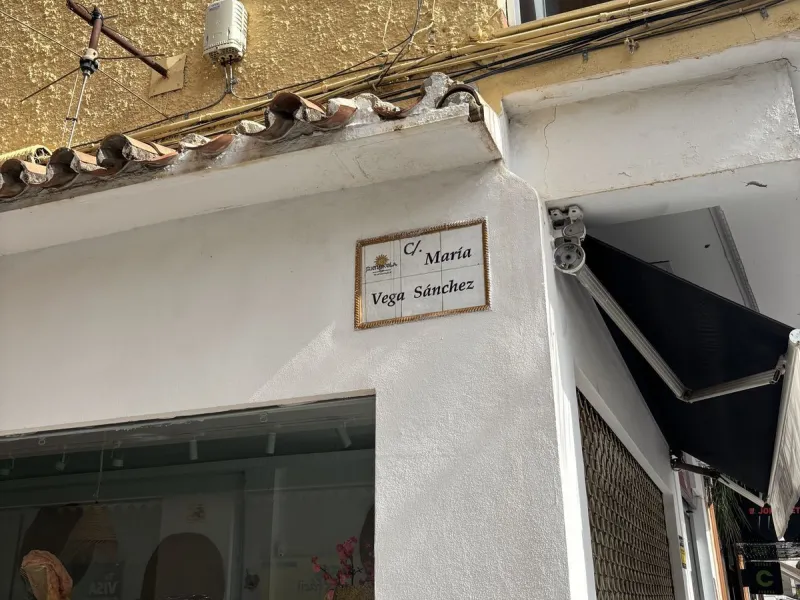 This building is located in the centre of Fuengirola. Less than a minute walk from the Plaza de Constitución and a few steps from the Paseo Marítimo and the Marina.