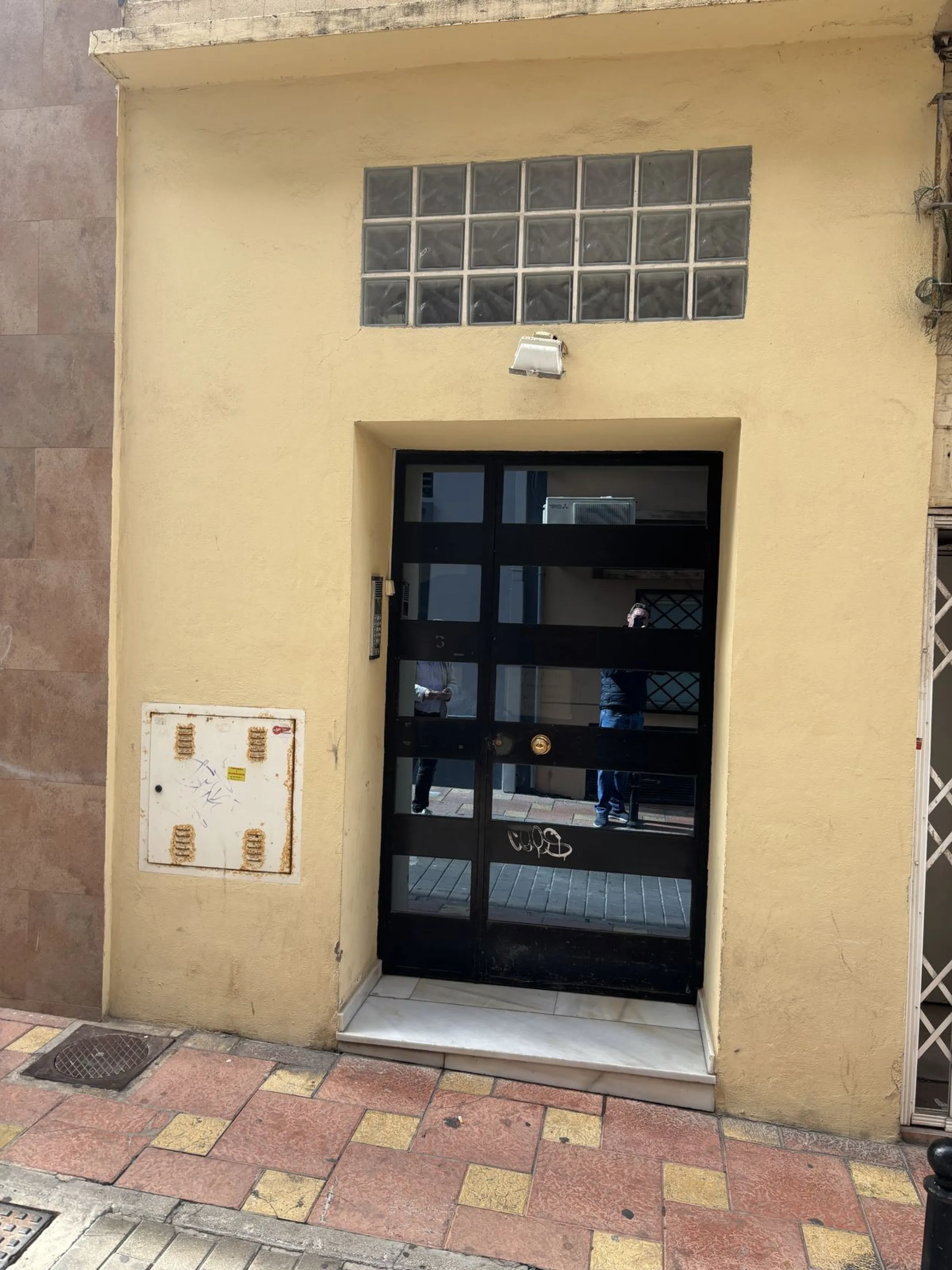 This building is located in the centre of Fuengirola. Less than a minute walk from the Plaza de Constitución and a few steps from the Paseo Marítimo and the Marina.