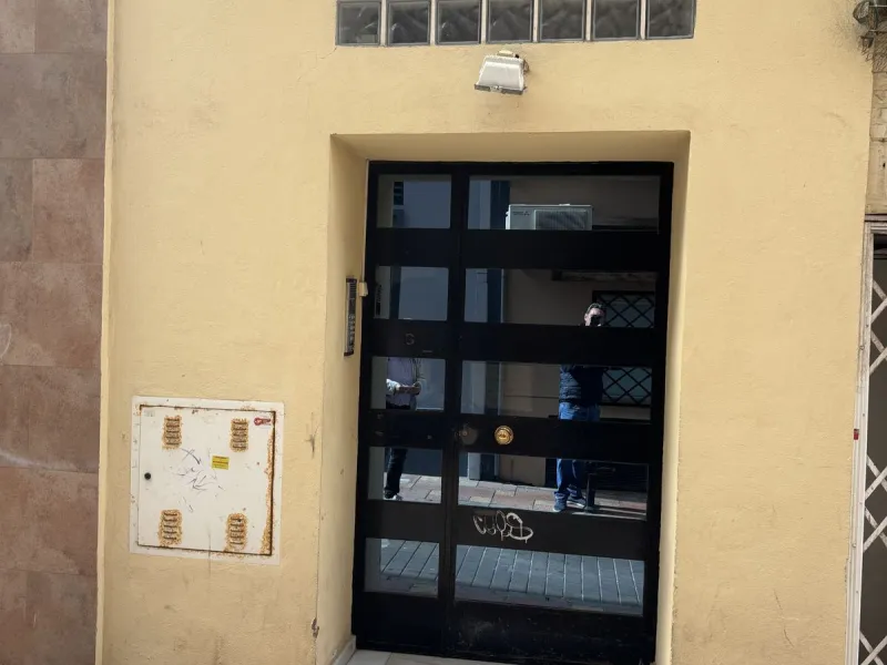 This building is located in the centre of Fuengirola. Less than a minute walk from the Plaza de Constitución and a few steps from the Paseo Marítimo and the Marina.