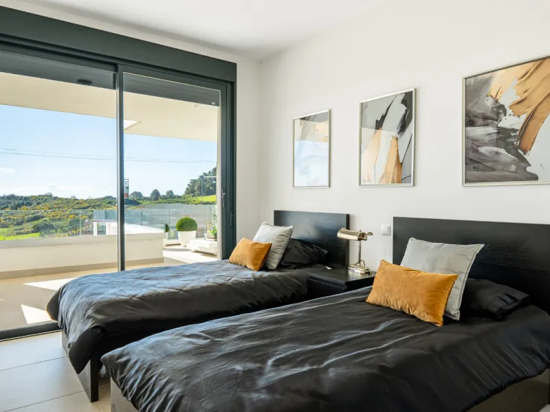 This stunning modern golf front apartment in Estepona with two bedrooms and two bathrooms. The property offers open views of the sea and mountains and is ready to move into. It sits in a well-kept urbanisation with a pool, gym and landscaped gardens. Furn