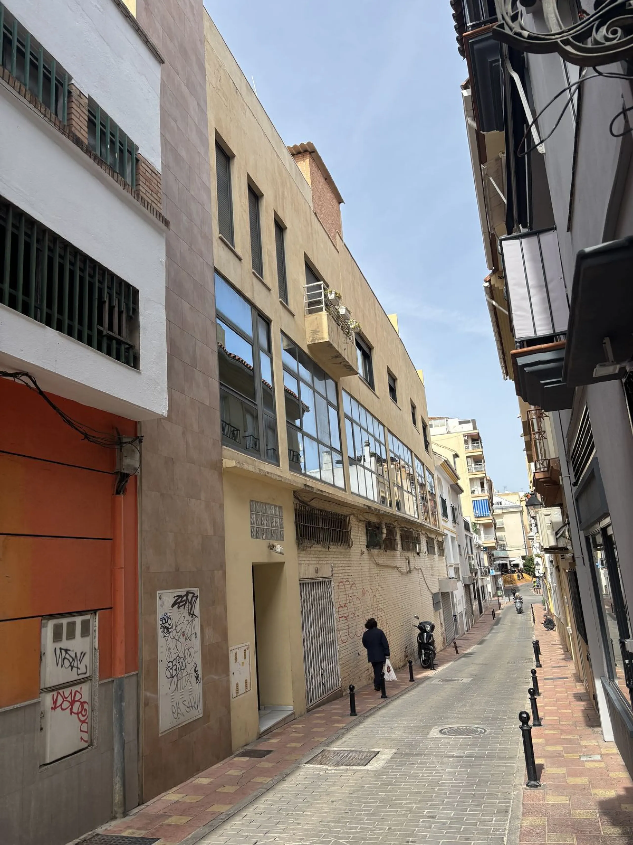 This building is located in the centre of Fuengirola. Less than a minute walk from the Plaza de Constitución and a few steps from the Paseo Marítimo and the Marina.