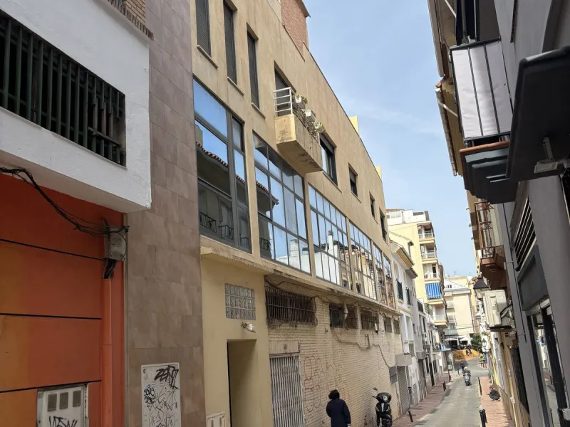 This building is located in the centre of Fuengirola. Less than a minute walk from the Plaza de Constitución and a few steps from the Paseo Marítimo and the Marina.