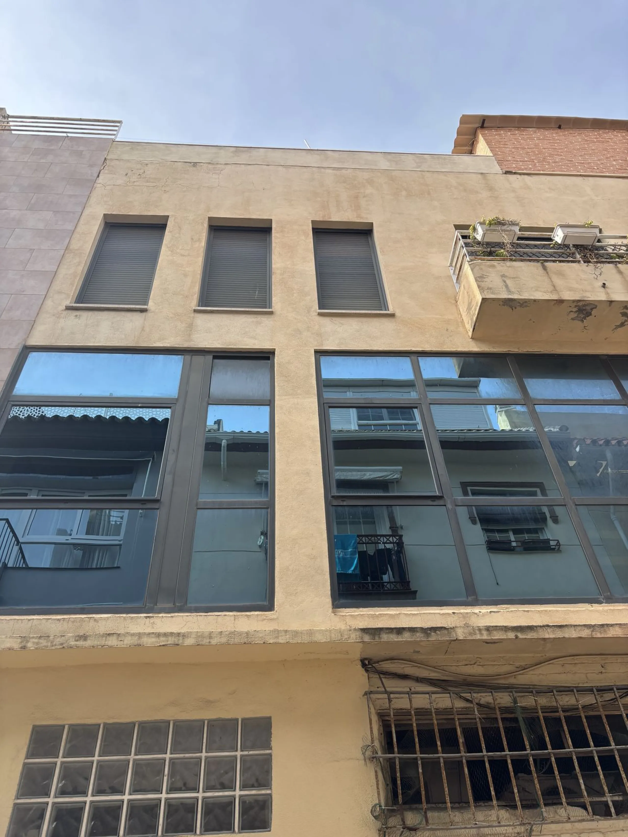 This building is located in the centre of Fuengirola. Less than a minute walk from the Plaza de Constitución and a few steps from the Paseo Marítimo and the Marina.