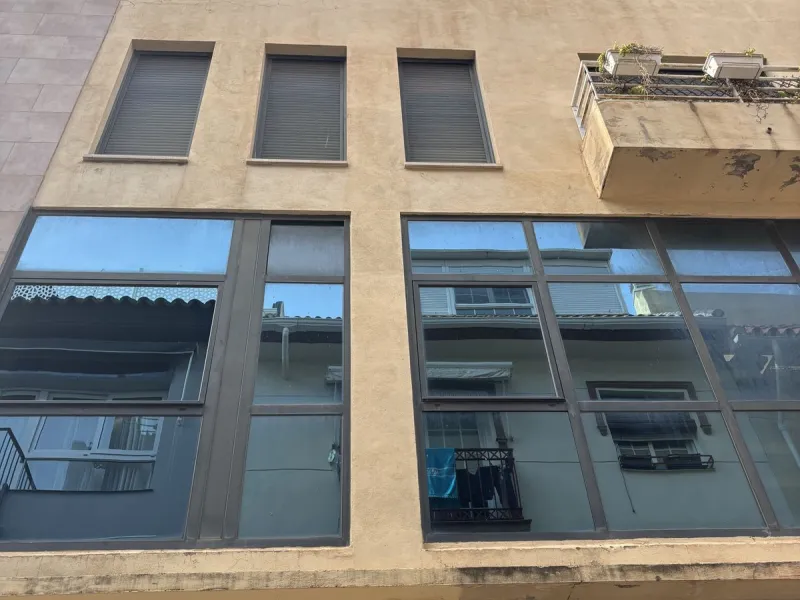 This building is located in the centre of Fuengirola. Less than a minute walk from the Plaza de Constitución and a few steps from the Paseo Marítimo and the Marina.