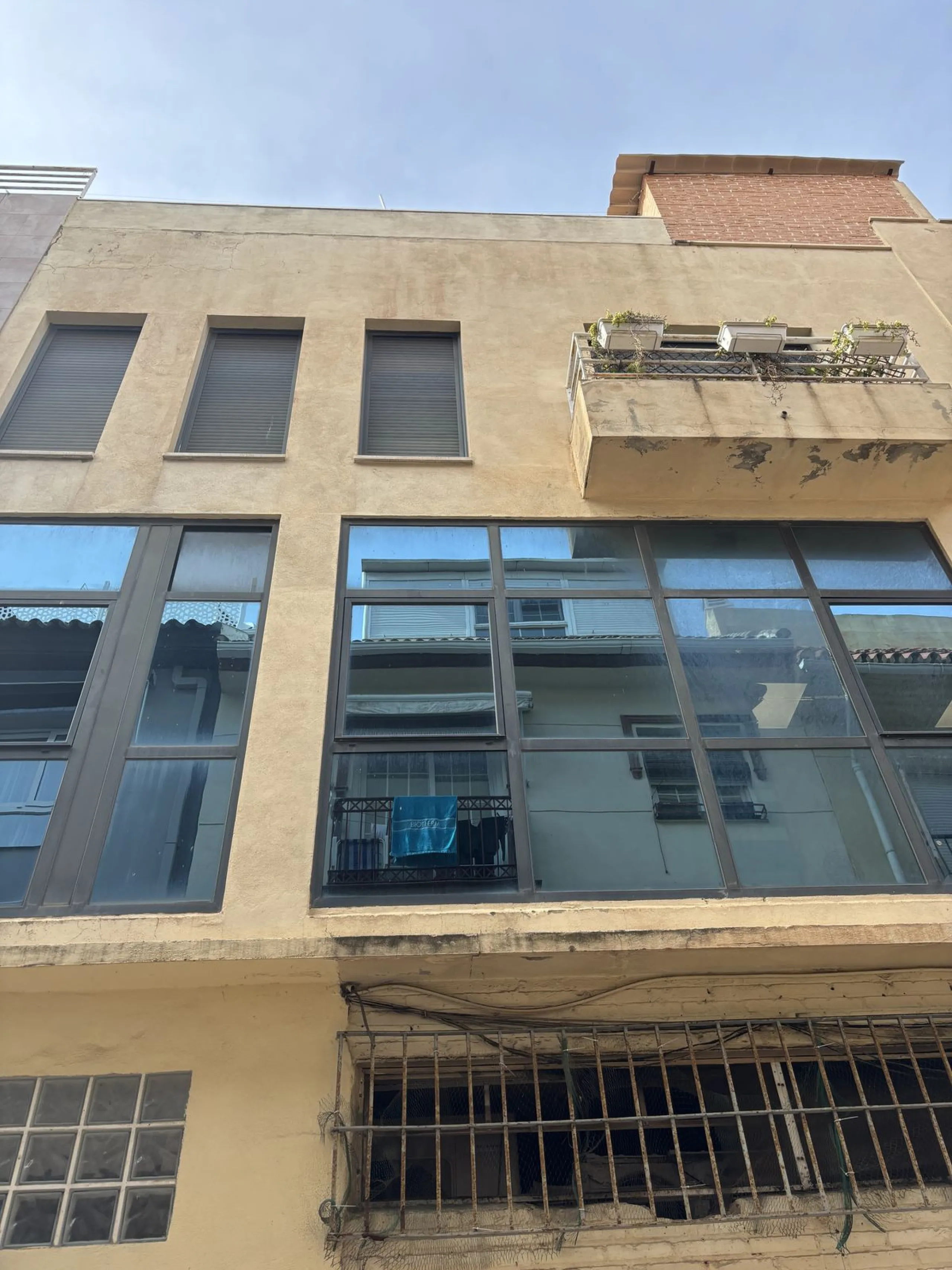 This building is located in the centre of Fuengirola. Less than a minute walk from the Plaza de Constitución and a few steps from the Paseo Marítimo and the Marina.