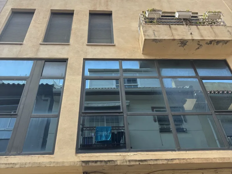 This building is located in the centre of Fuengirola. Less than a minute walk from the Plaza de Constitución and a few steps from the Paseo Marítimo and the Marina.