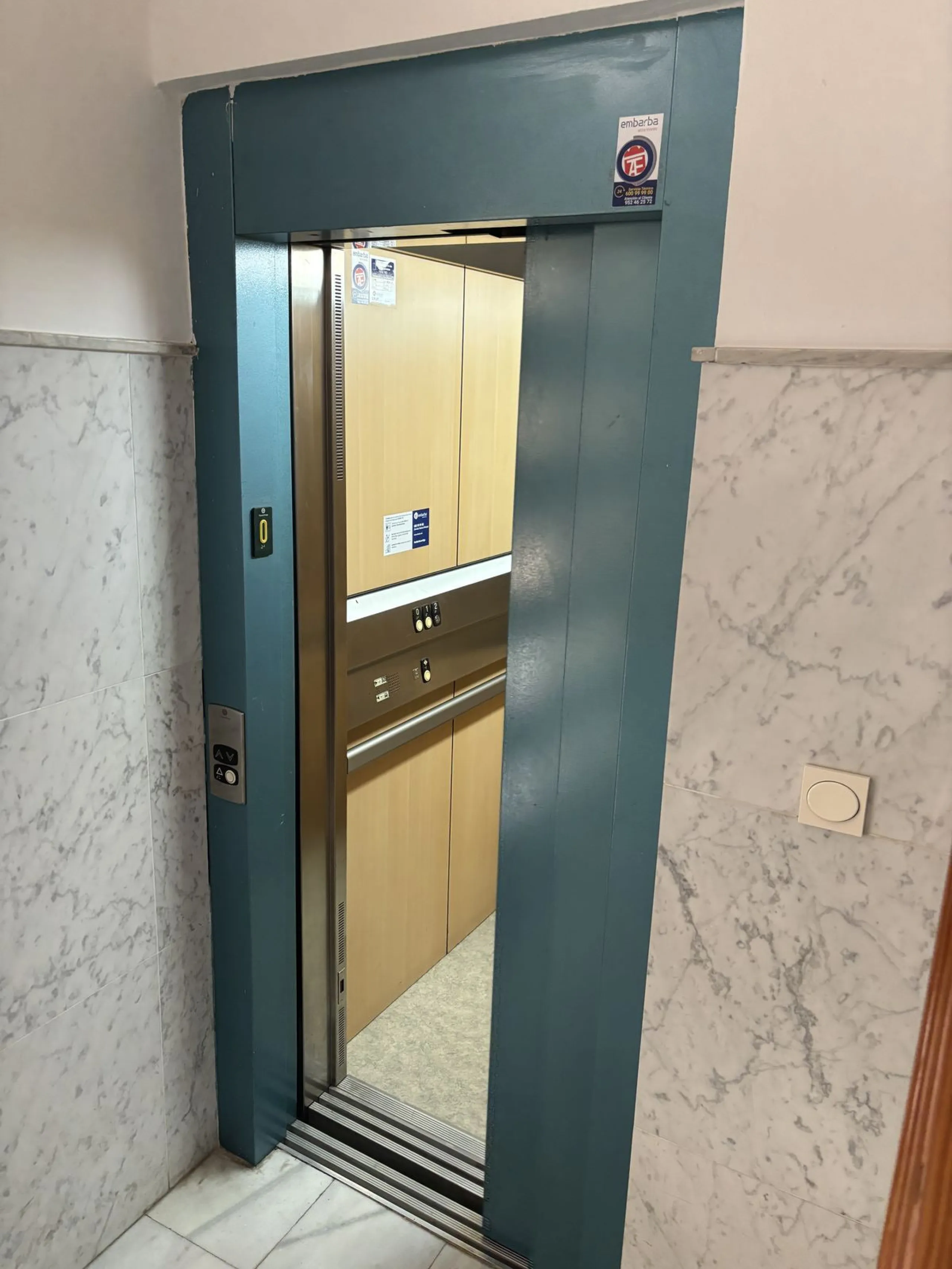 This building is located in the centre of Fuengirola. Less than a minute walk from the Plaza de Constitución and a few steps from the Paseo Marítimo and the Marina.