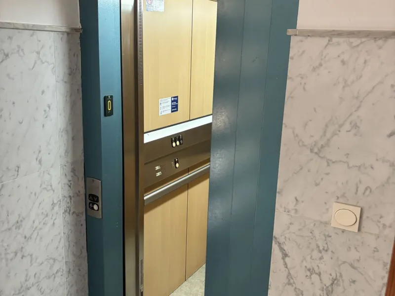 This building is located in the centre of Fuengirola. Less than a minute walk from the Plaza de Constitución and a few steps from the Paseo Marítimo and the Marina.