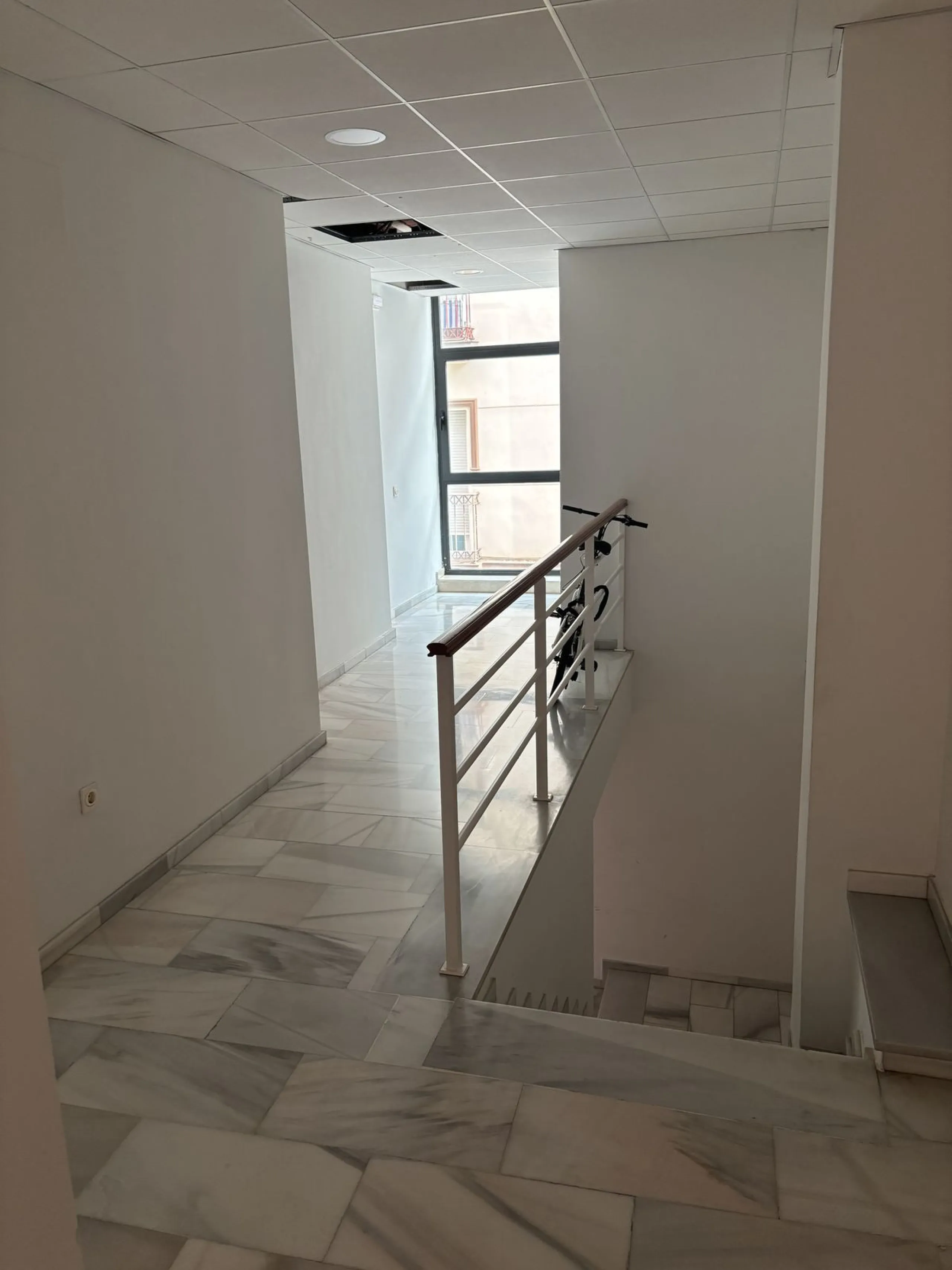 This building is located in the centre of Fuengirola. Less than a minute walk from the Plaza de Constitución and a few steps from the Paseo Marítimo and the Marina.