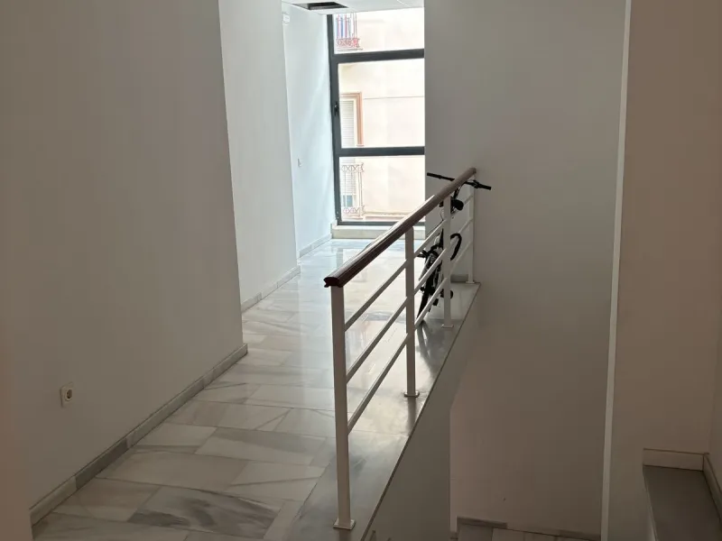 This building is located in the centre of Fuengirola. Less than a minute walk from the Plaza de Constitución and a few steps from the Paseo Marítimo and the Marina.
