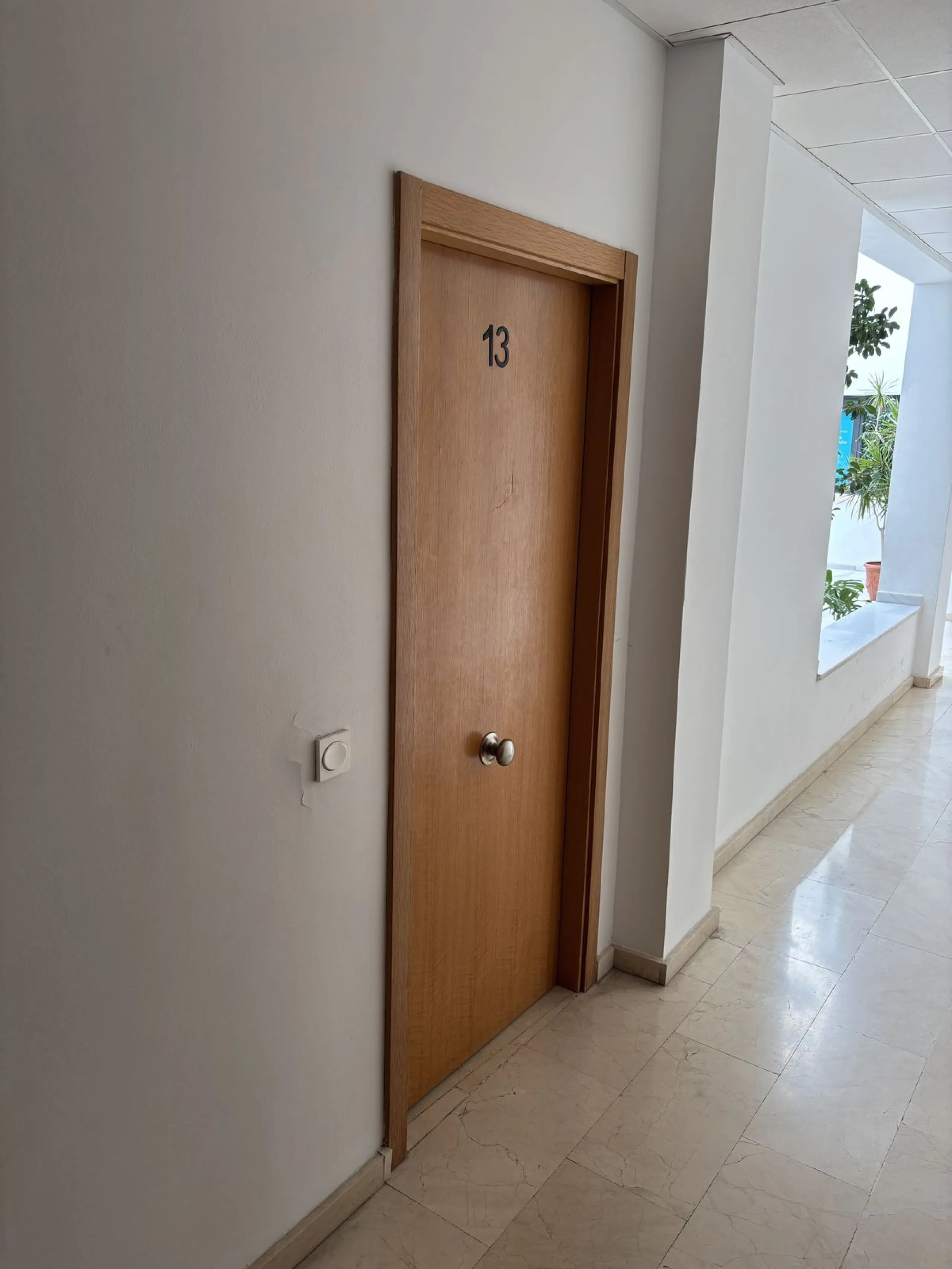 This building is located in the centre of Fuengirola. Less than a minute walk from the Plaza de Constitución and a few steps from the Paseo Marítimo and the Marina.