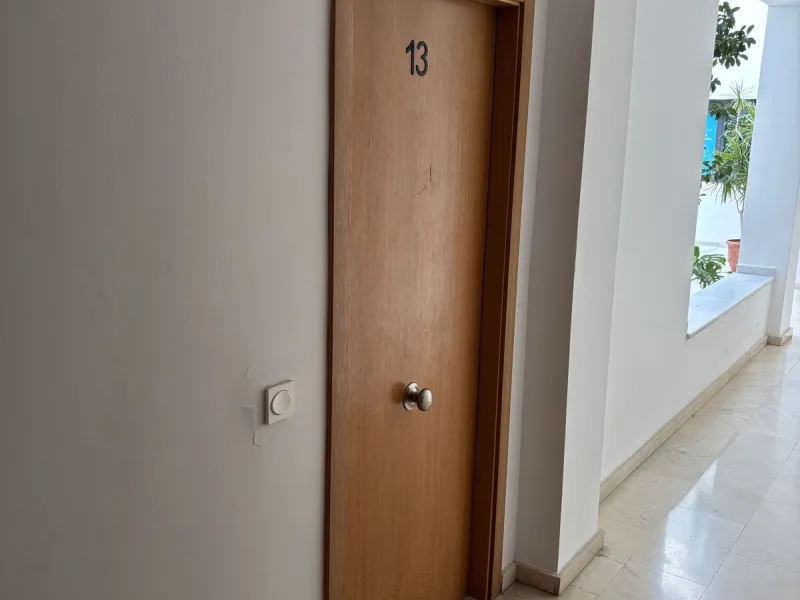 This building is located in the centre of Fuengirola. Less than a minute walk from the Plaza de Constitución and a few steps from the Paseo Marítimo and the Marina.