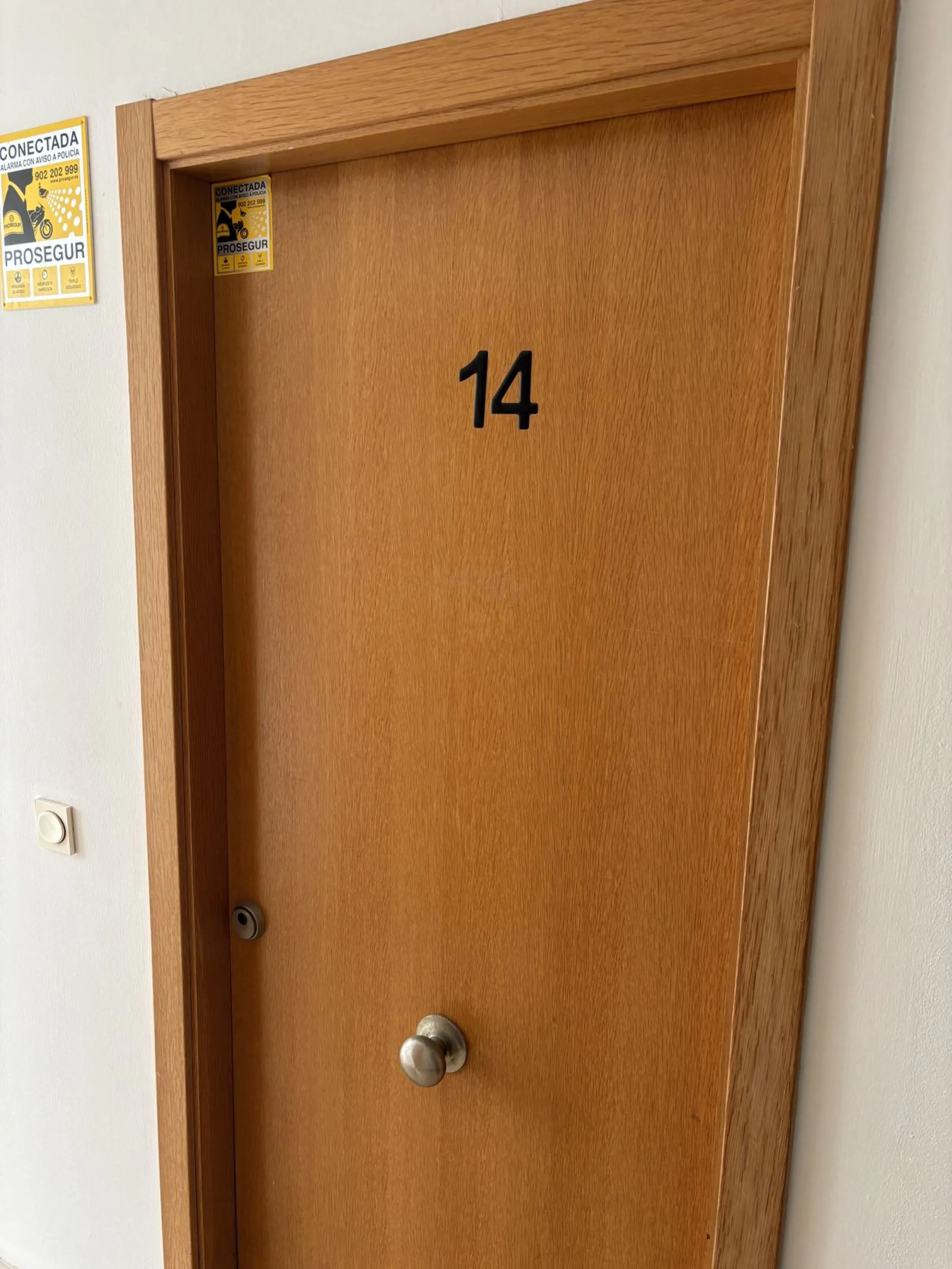 This building is located in the centre of Fuengirola. Less than a minute walk from the Plaza de Constitución and a few steps from the Paseo Marítimo and the Marina.