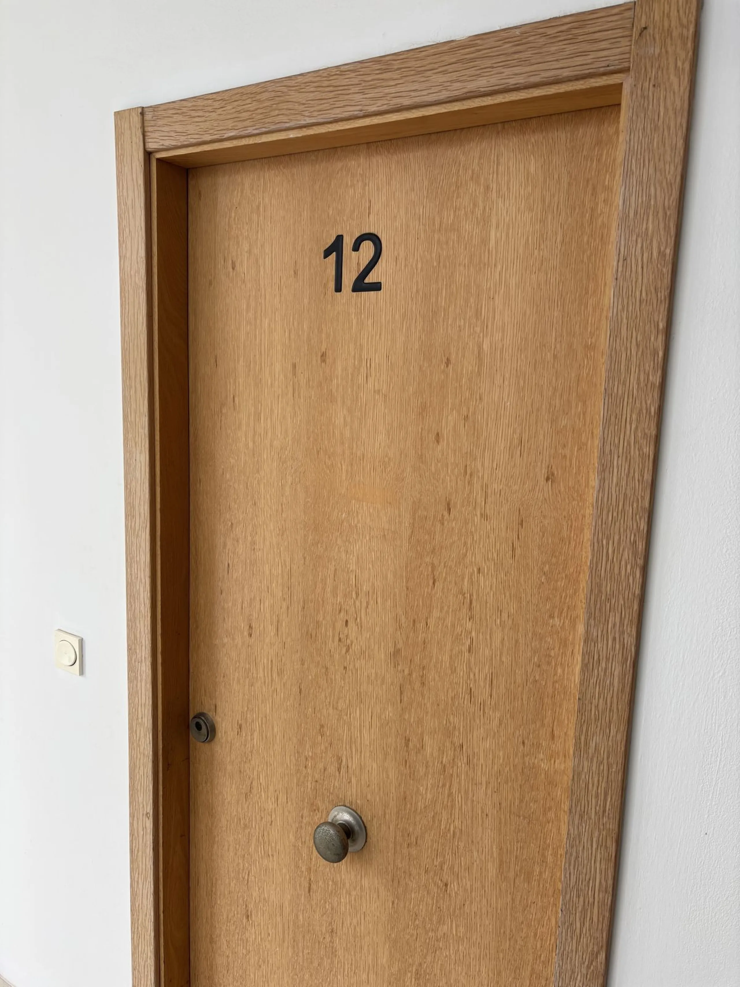 This building is located in the centre of Fuengirola. Less than a minute walk from the Plaza de Constitución and a few steps from the Paseo Marítimo and the Marina.
