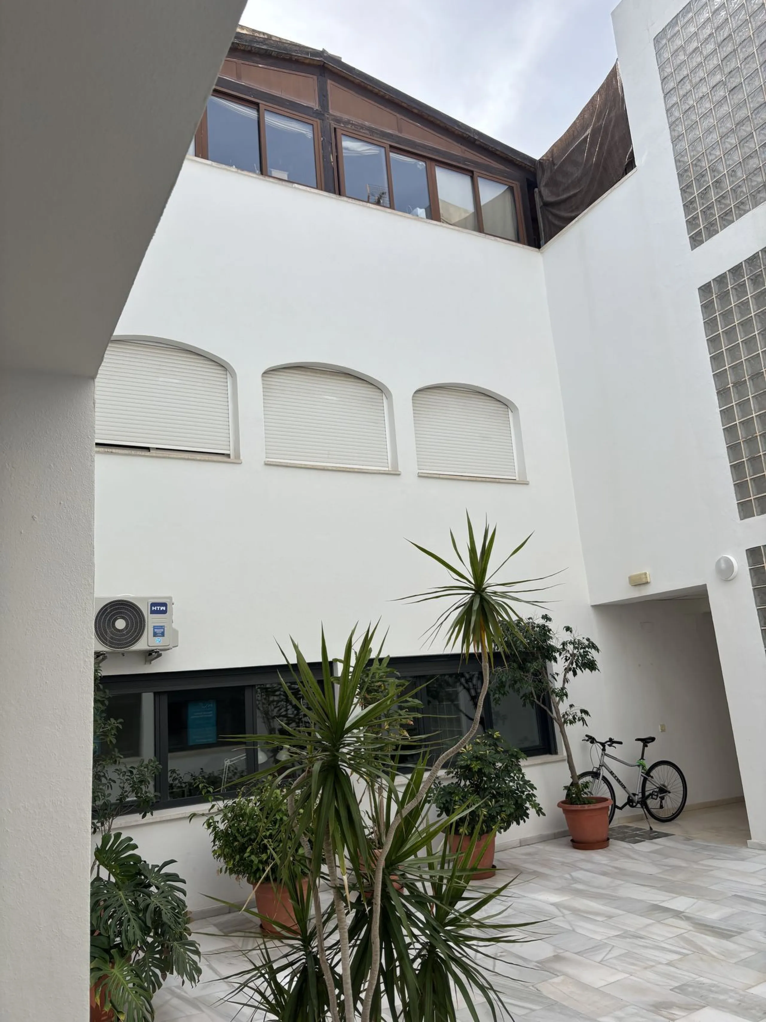 This building is located in the centre of Fuengirola. Less than a minute walk from the Plaza de Constitución and a few steps from the Paseo Marítimo and the Marina.