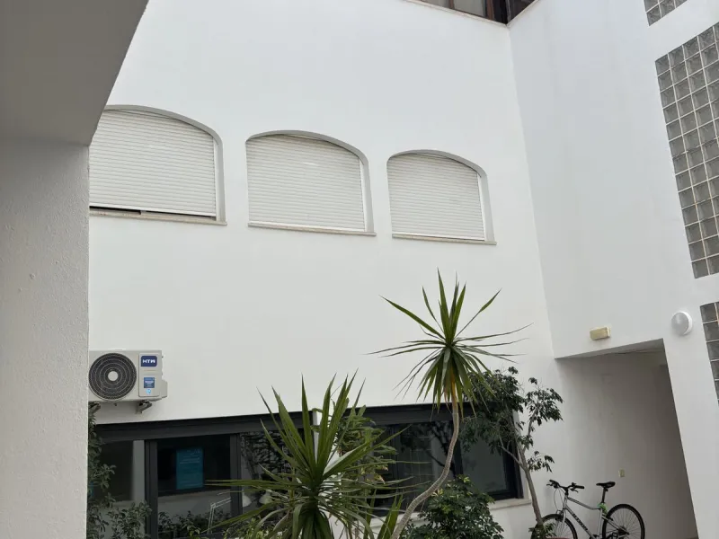 This building is located in the centre of Fuengirola. Less than a minute walk from the Plaza de Constitución and a few steps from the Paseo Marítimo and the Marina.