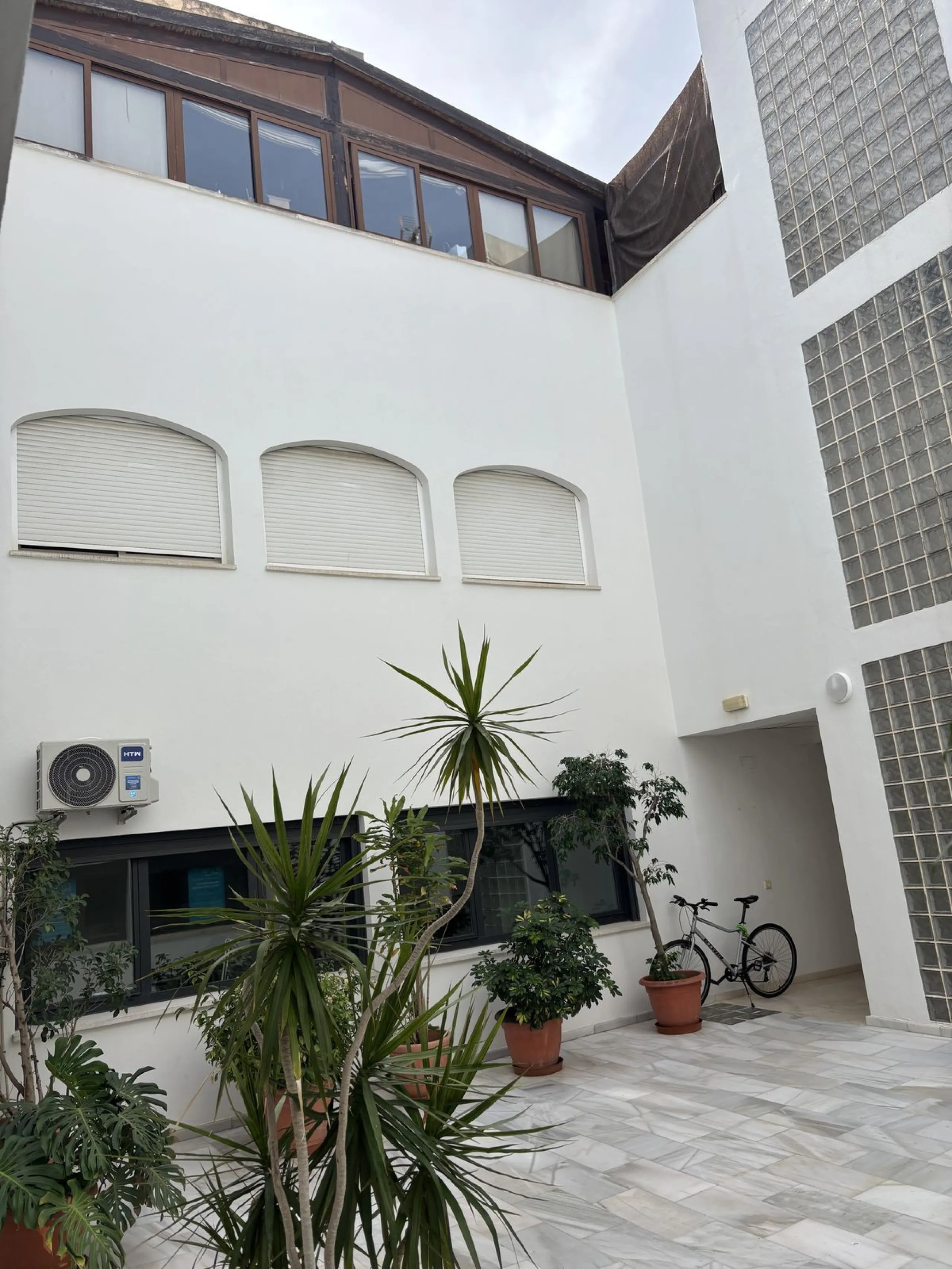 This building is located in the centre of Fuengirola. Less than a minute walk from the Plaza de Constitución and a few steps from the Paseo Marítimo and the Marina.
