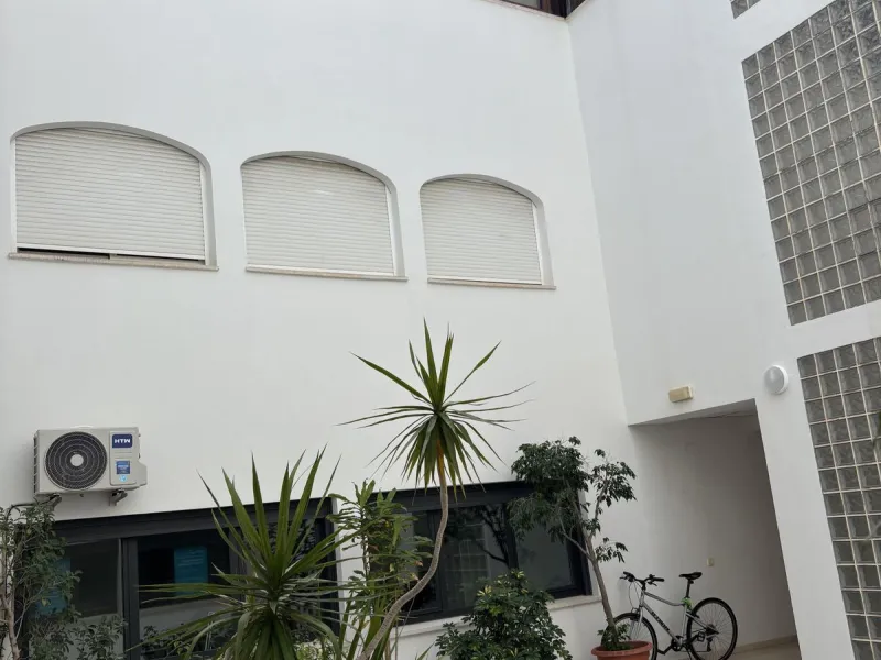 This building is located in the centre of Fuengirola. Less than a minute walk from the Plaza de Constitución and a few steps from the Paseo Marítimo and the Marina.