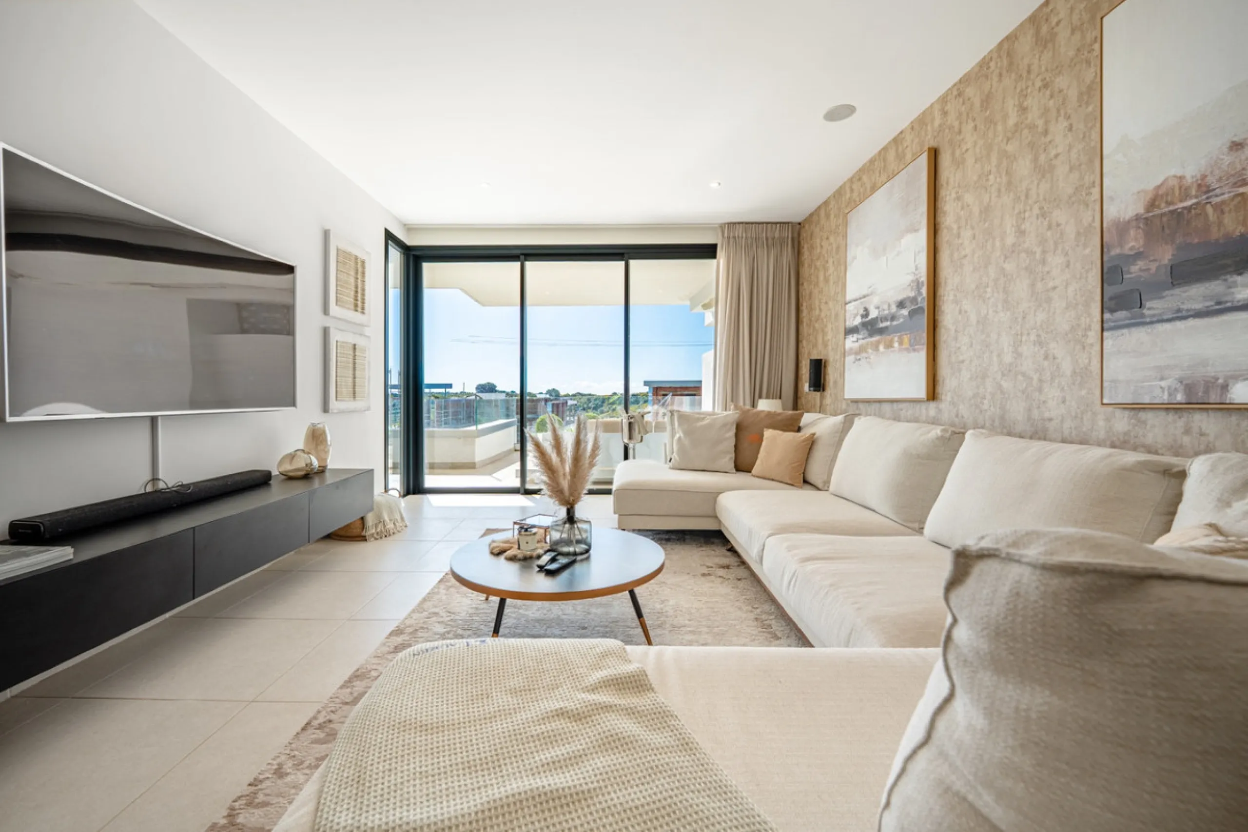 This stunning modern golf front apartment in Estepona with two bedrooms and two bathrooms. The property offers open views of the sea and mountains and is ready to move into. It sits in a well-kept urbanisation with a pool, gym and landscaped gardens. Furn