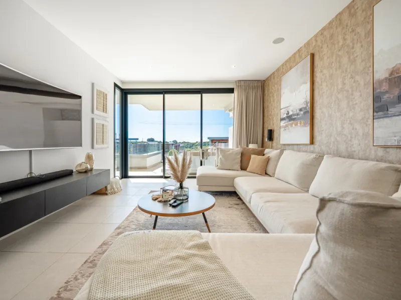 This stunning modern golf front apartment in Estepona with two bedrooms and two bathrooms. The property offers open views of the sea and mountains and is ready to move into. It sits in a well-kept urbanisation with a pool, gym and landscaped gardens. Furn