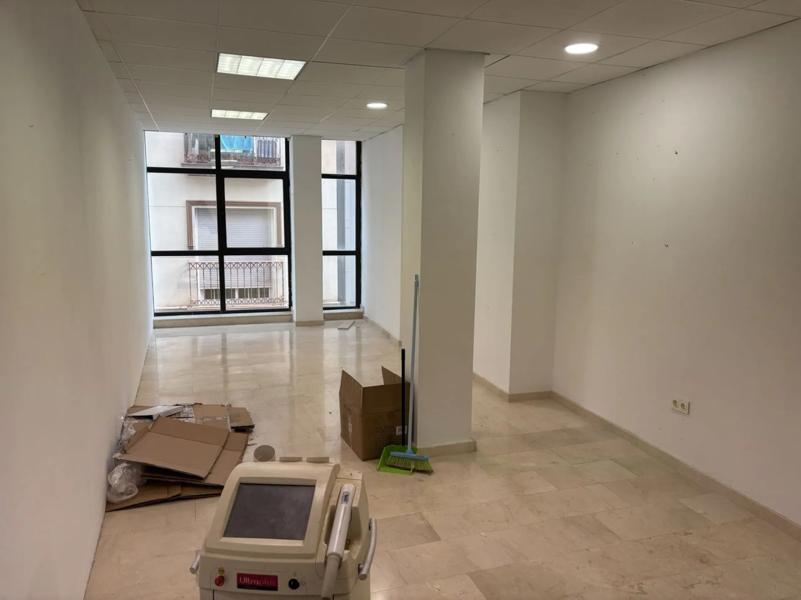 This building is located in the centre of Fuengirola. Less than a minute walk from the Plaza de Constitución and a few steps from the Paseo Marítimo and the Marina.