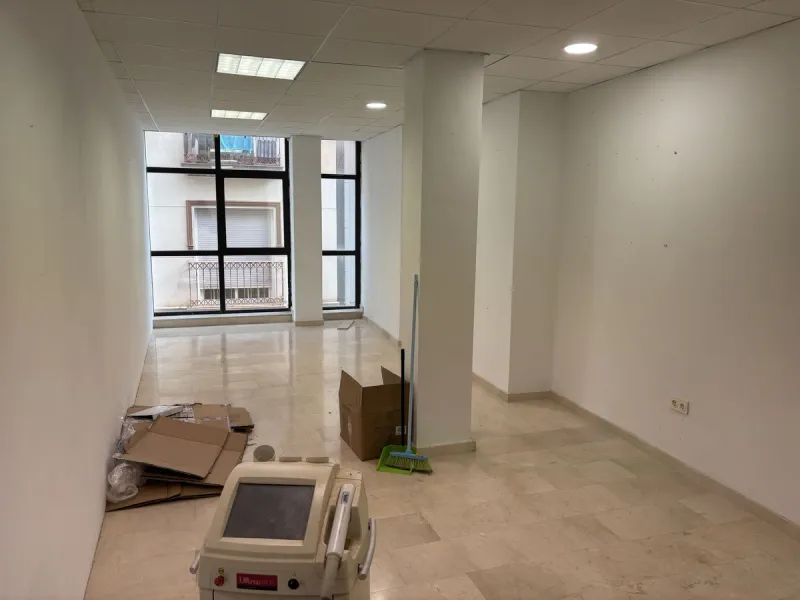 This building is located in the centre of Fuengirola. Less than a minute walk from the Plaza de Constitución and a few steps from the Paseo Marítimo and the Marina.