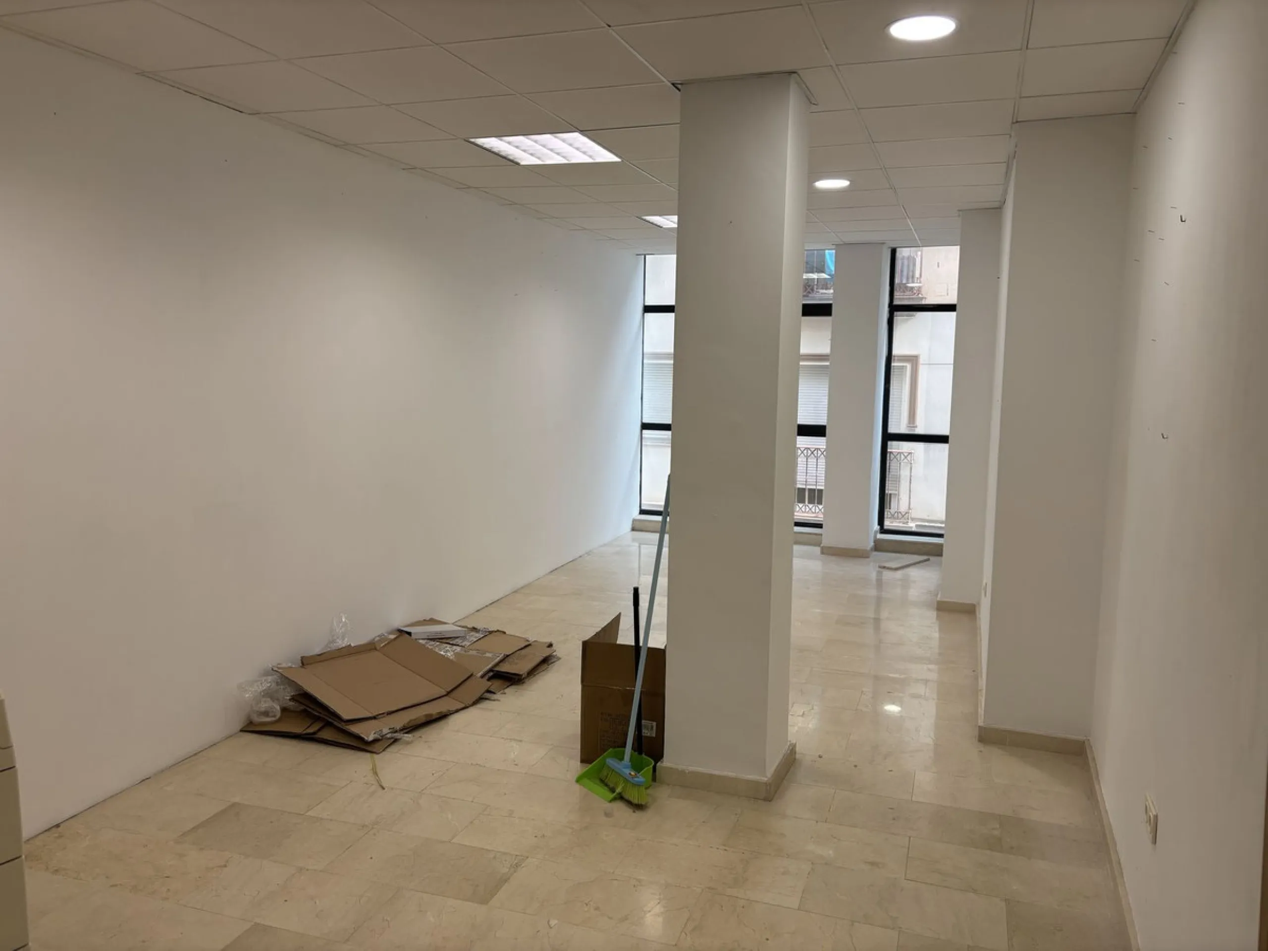 This building is located in the centre of Fuengirola. Less than a minute walk from the Plaza de Constitución and a few steps from the Paseo Marítimo and the Marina.