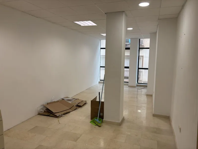 This building is located in the centre of Fuengirola. Less than a minute walk from the Plaza de Constitución and a few steps from the Paseo Marítimo and the Marina.