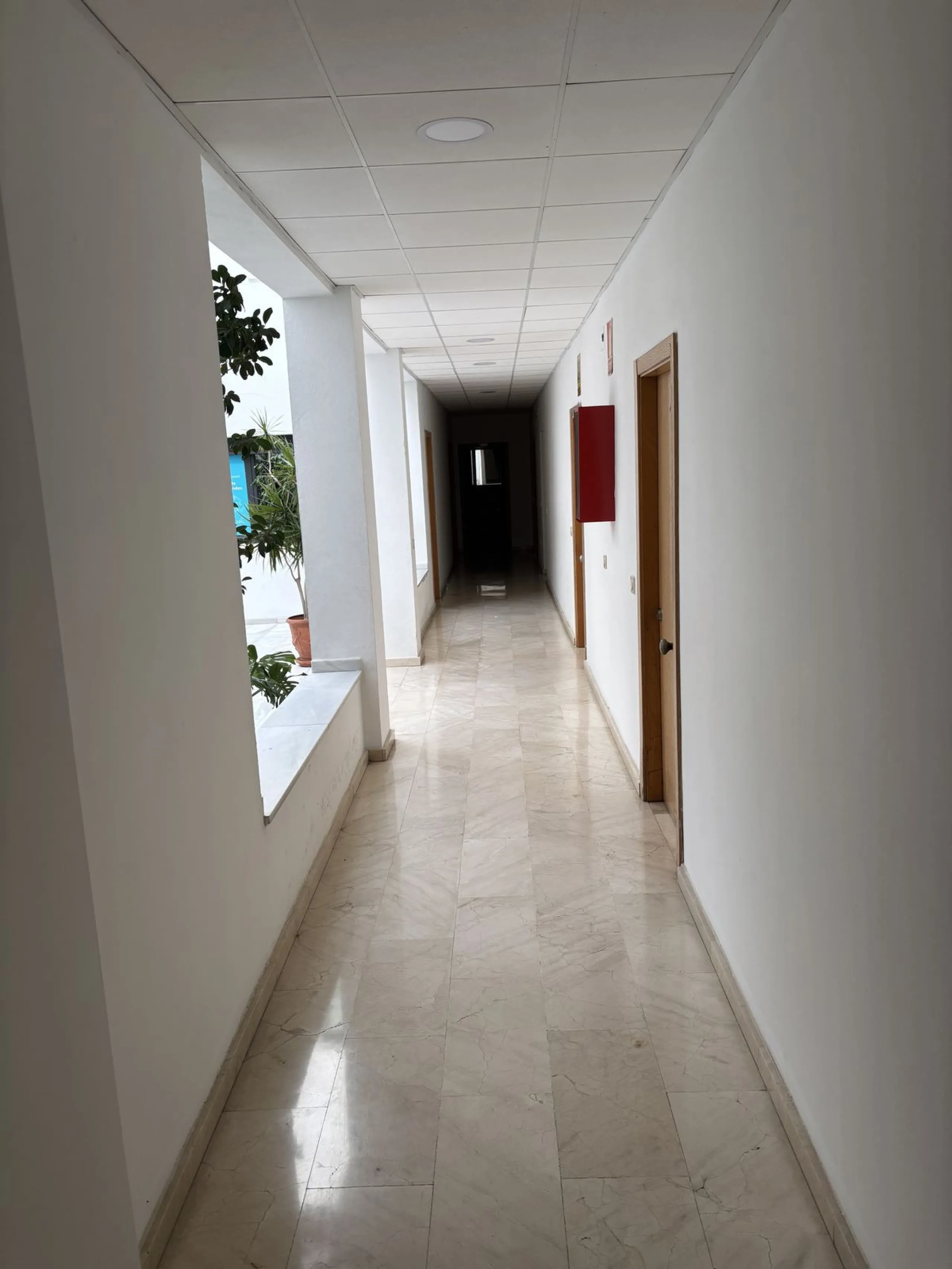 This building is located in the centre of Fuengirola. Less than a minute walk from the Plaza de Constitución and a few steps from the Paseo Marítimo and the Marina.