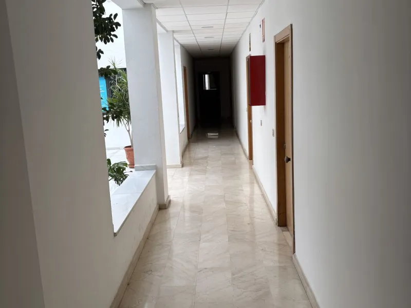 This building is located in the centre of Fuengirola. Less than a minute walk from the Plaza de Constitución and a few steps from the Paseo Marítimo and the Marina.