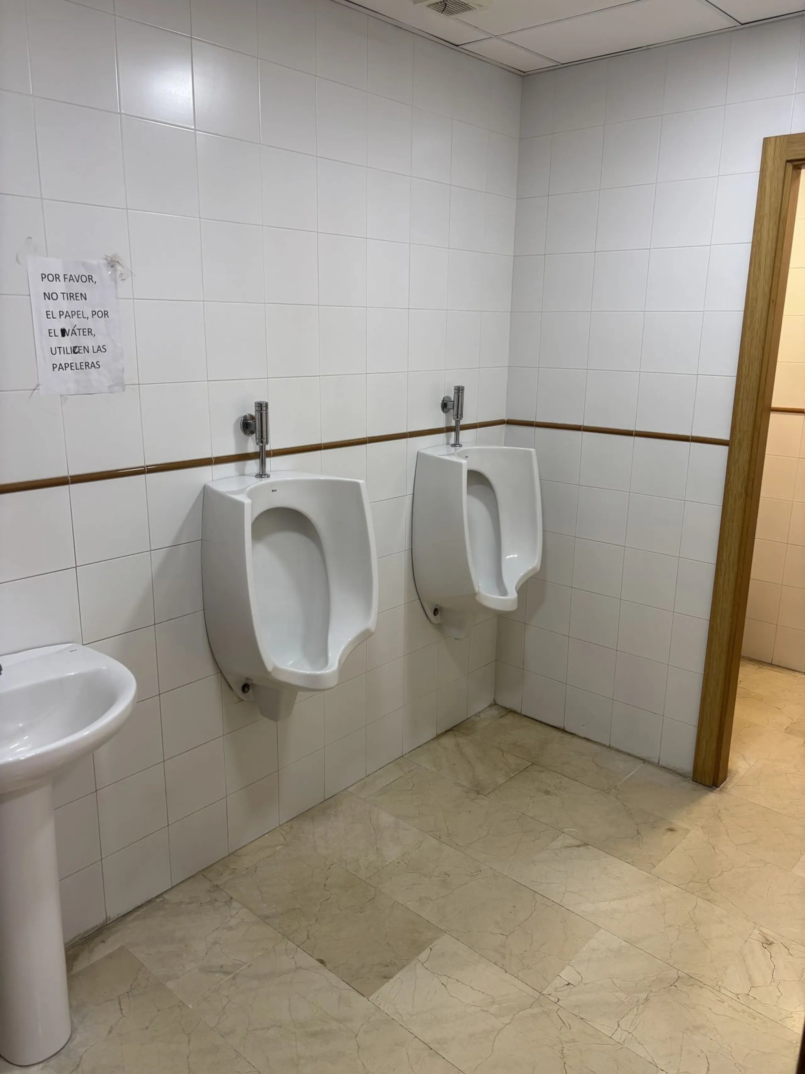 This building is located in the centre of Fuengirola. Less than a minute walk from the Plaza de Constitución and a few steps from the Paseo Marítimo and the Marina.